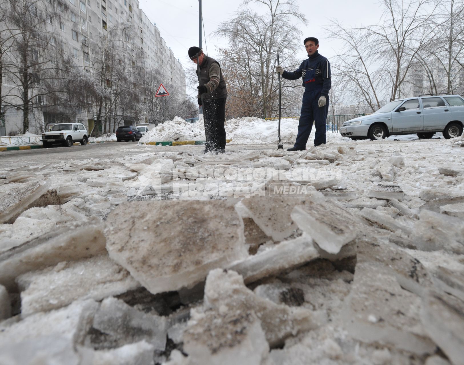 гастарбайтеры, уборка снега, снег, гололед  Дата съемки: 10.01.2011