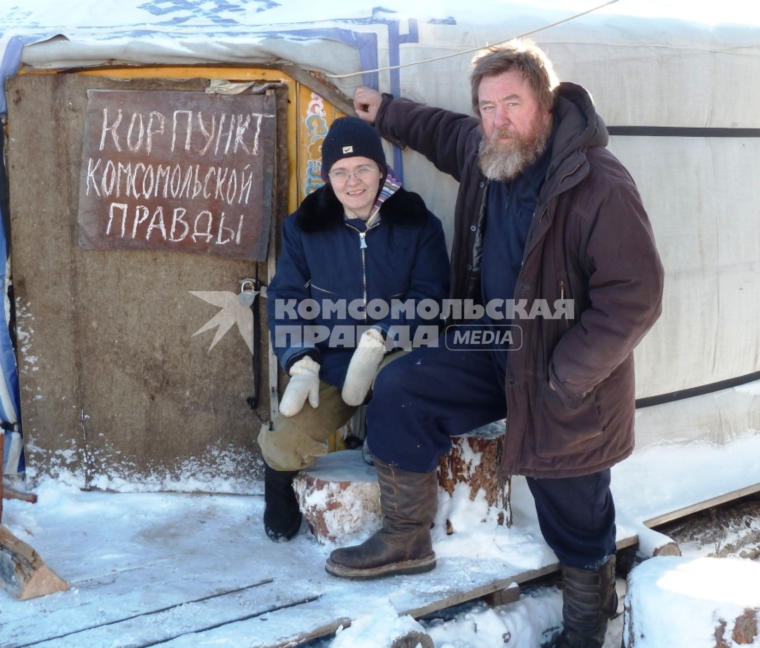 Журналист газеты КОМСОМОЛЬСКАЯ ПРАВДА Николай Варсегов находясь в Бурятии передавал свои материалы в газету из вот такого КОРПУНКТА. На снимке: с Еленой Тельных. 12 ноября 2010 года.