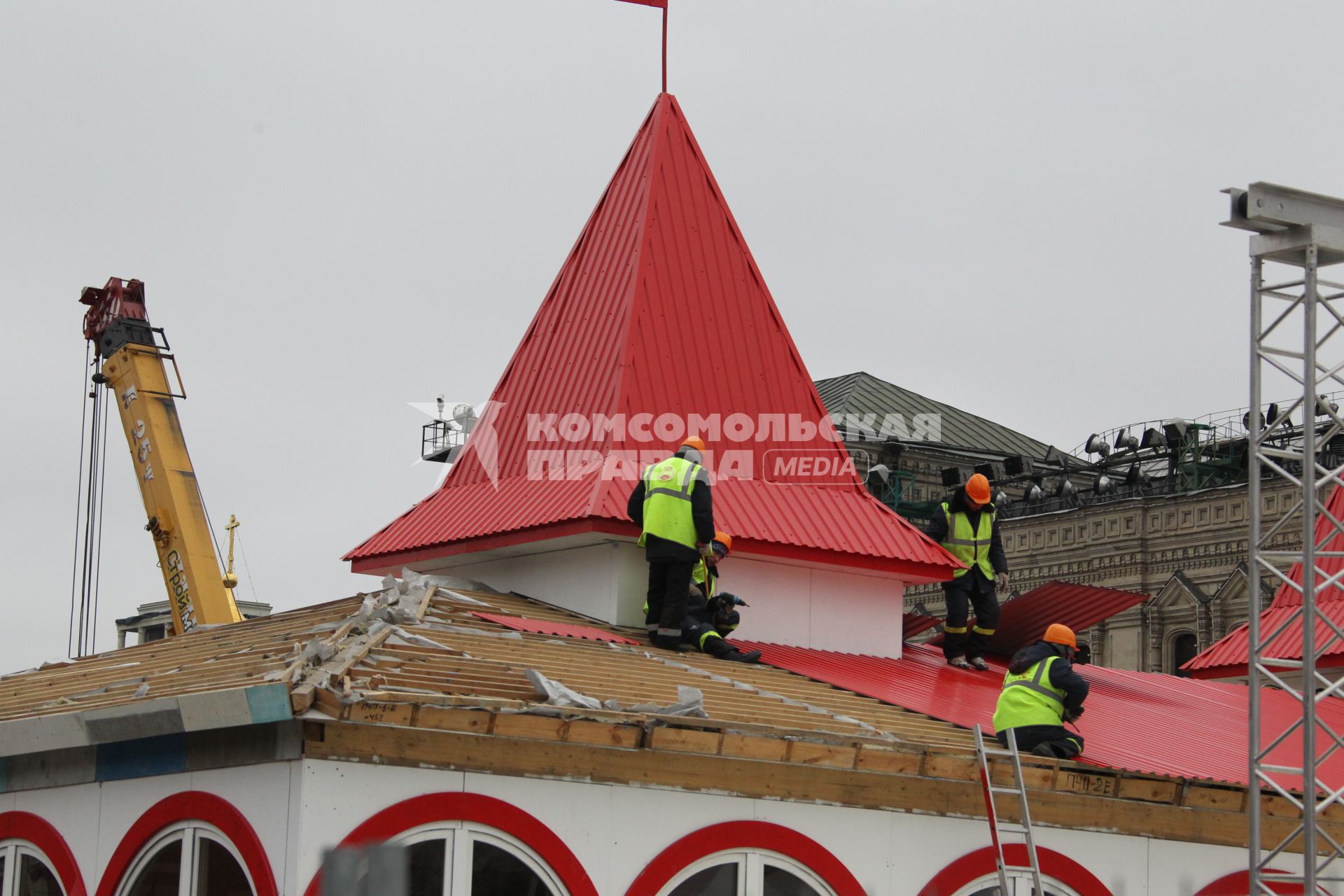 Дата съемки : 19.11.2010.
Рабочие на красной площади устанавливают строение раздевалок , ледовой арены , проката и кафе ГУМ - катка
На фото : рабочие строют здание проката