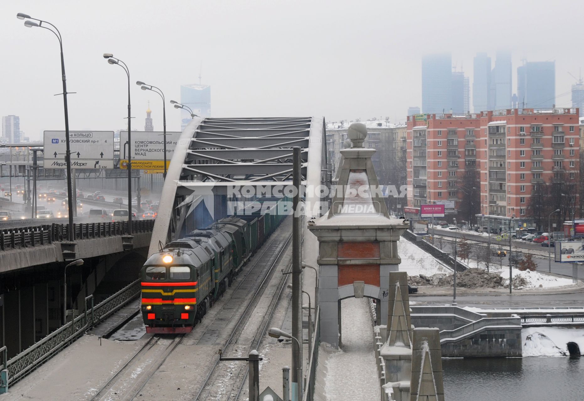 Московская окружная железная дорога (МОЖД), Москва, январь 2011 года. Поезд. Пути. Локомотив. Товарный. Автомобили. Третье транспортное кольцо. СИТИ.