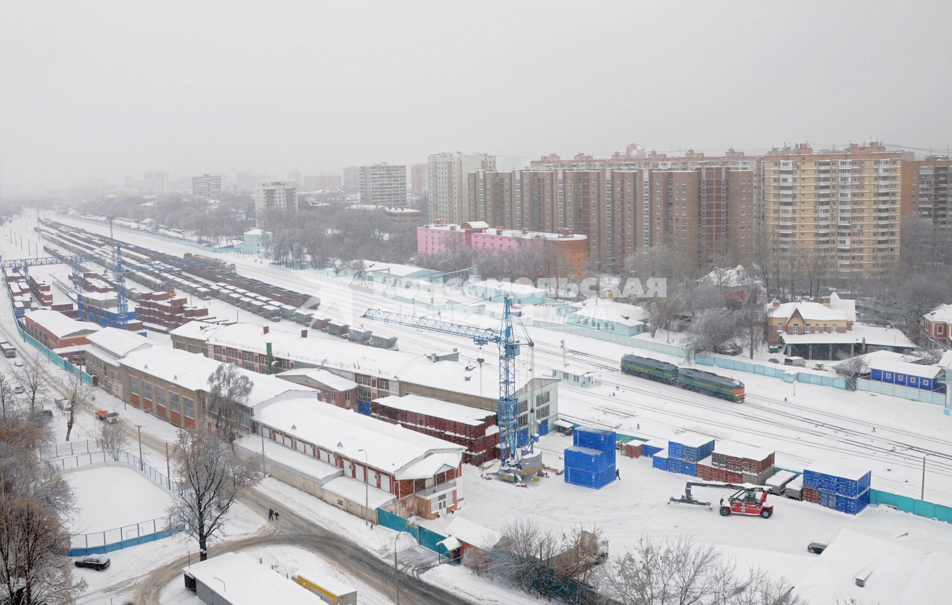 Московская окружная железная дорога (МОЖД), Москва, январь 2011 года. Поезд. Пути. Локомотив. Товарный. Жилые дома.