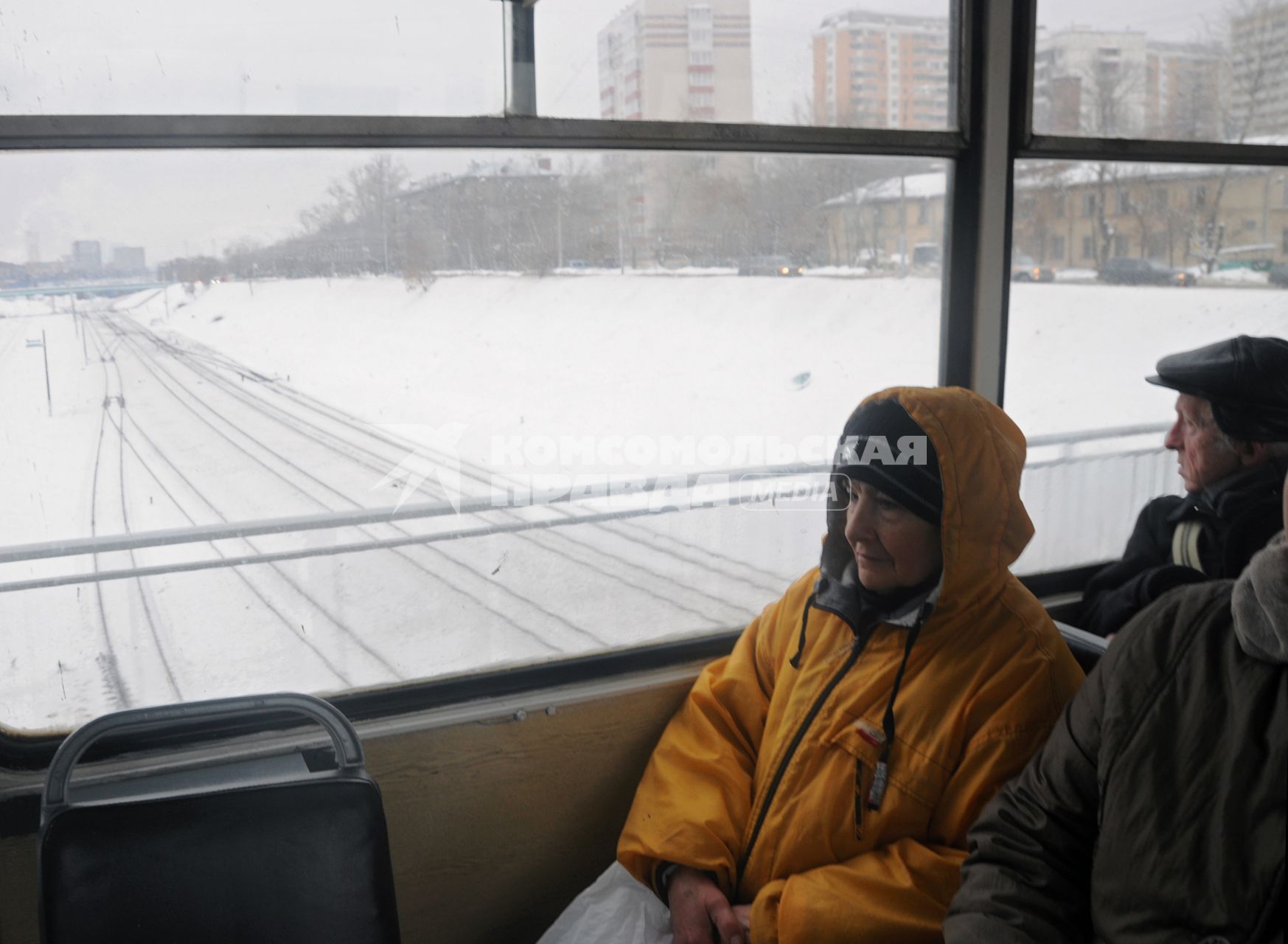 Московская окружная железная дорога (МОЖД), Москва, январь 2011 года. Поезд. Пути. Пассажиры.