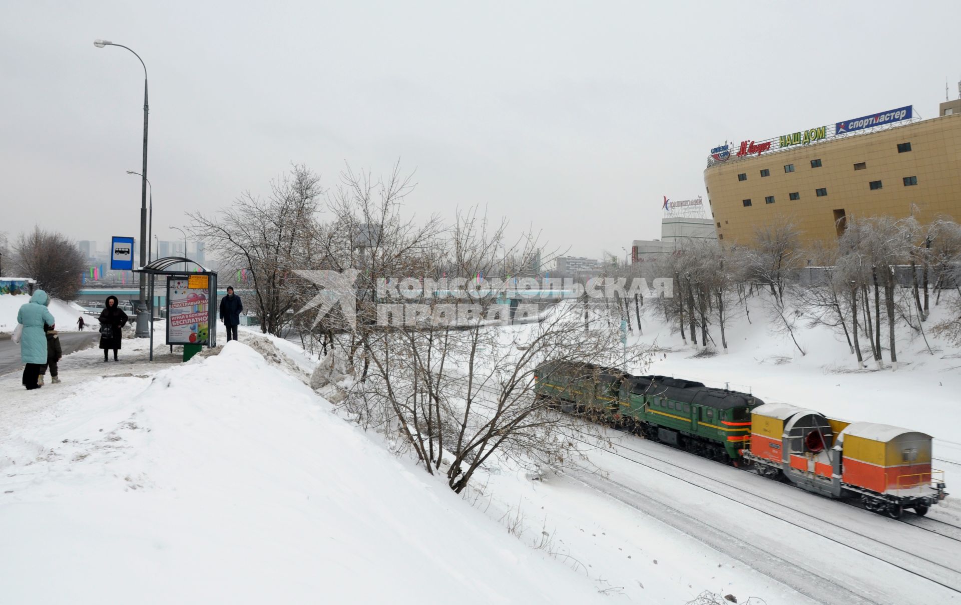 Московская окружная железная дорога (МОЖД), Москва, январь 2011 года. Поезд. Пути. Локомотив. Товарный. Остановка. Магазин АШАН.