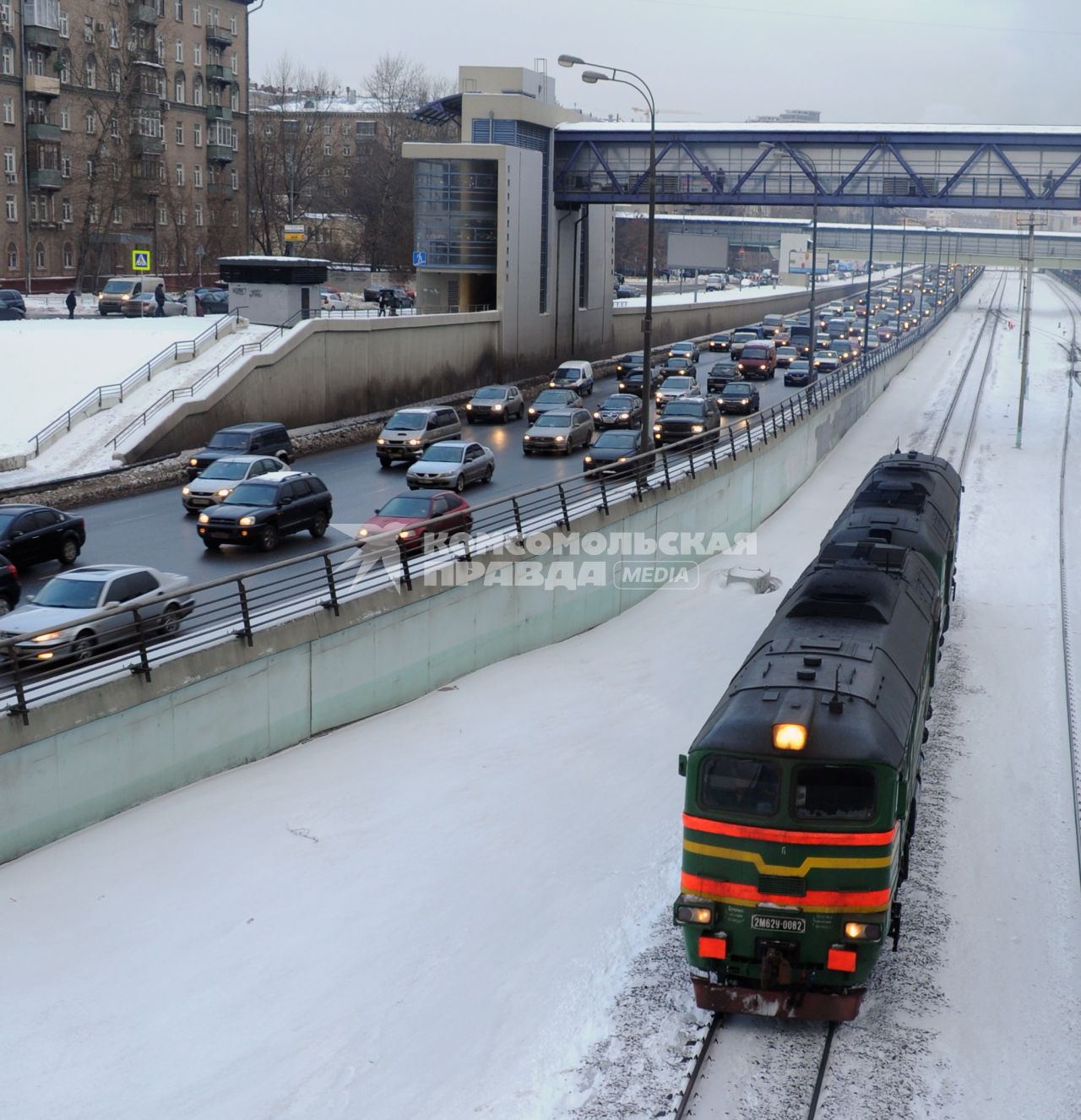 Московская окружная железная дорога (МОЖД), Москва, январь 2011 года. Поезд. Пути. Локомотив. Товарный. Автомобили. Третье транспортное кольцо.