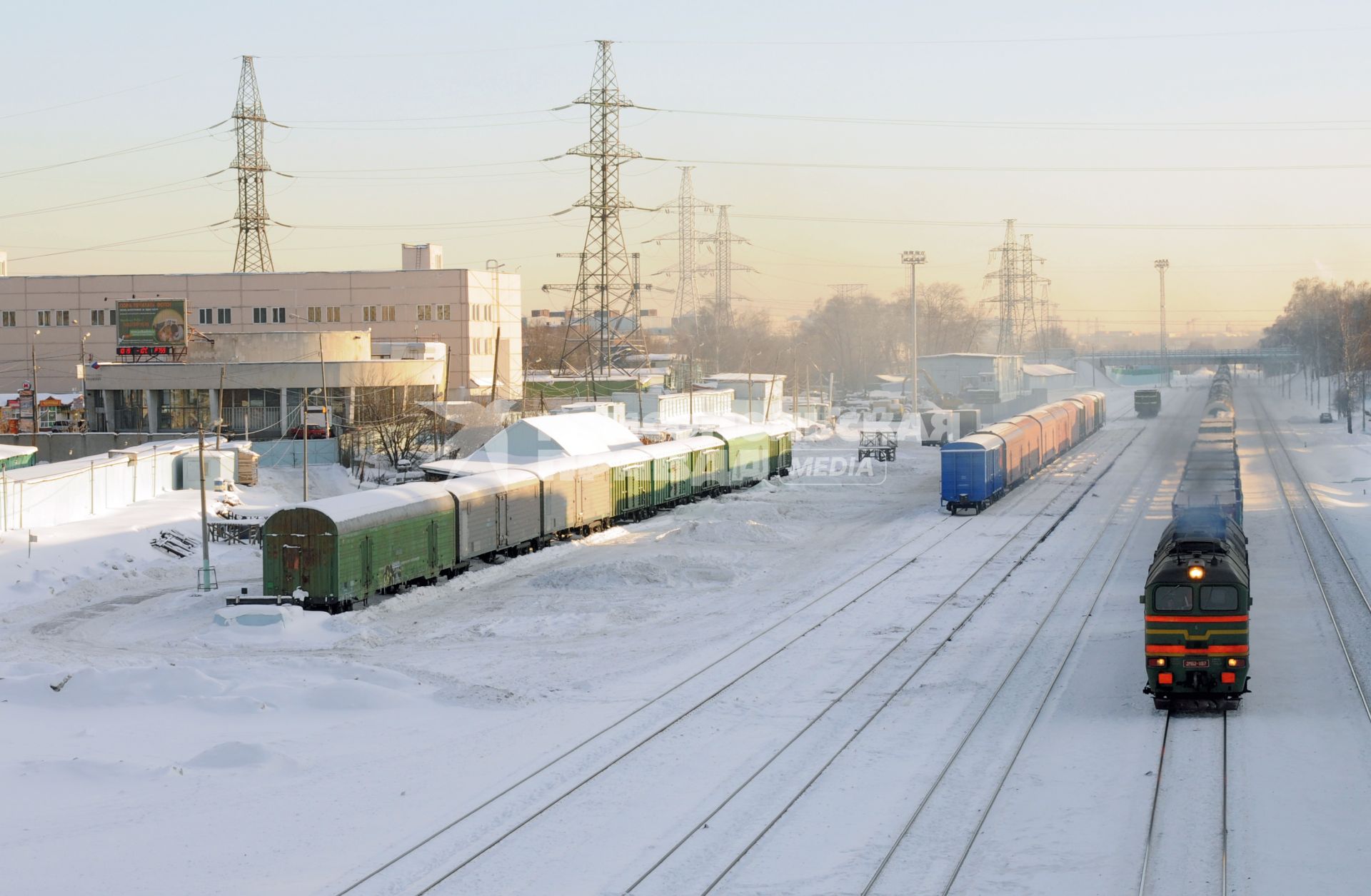 Московская окружная железная дорога (МОЖД), Москва, январь 2011 года. Поезд. Пути. Локомотив. Товарный.