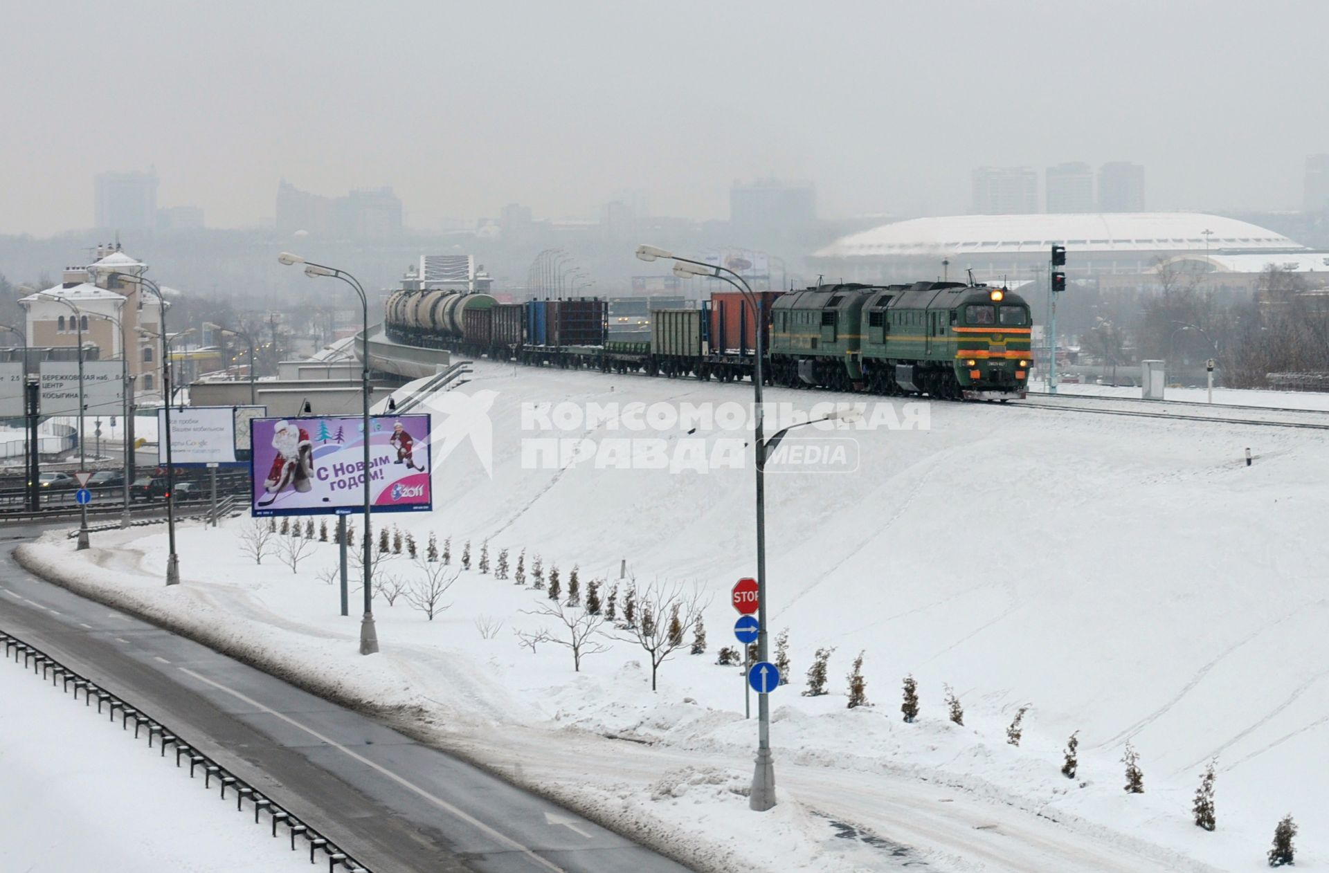 Московская окружная железная дорога (МОЖД), Москва, январь 2011 года. Поезд. Пути. Локомотив. Товарный. Автомобили. Третье транспортное кольцо.  Стадион Лужники.