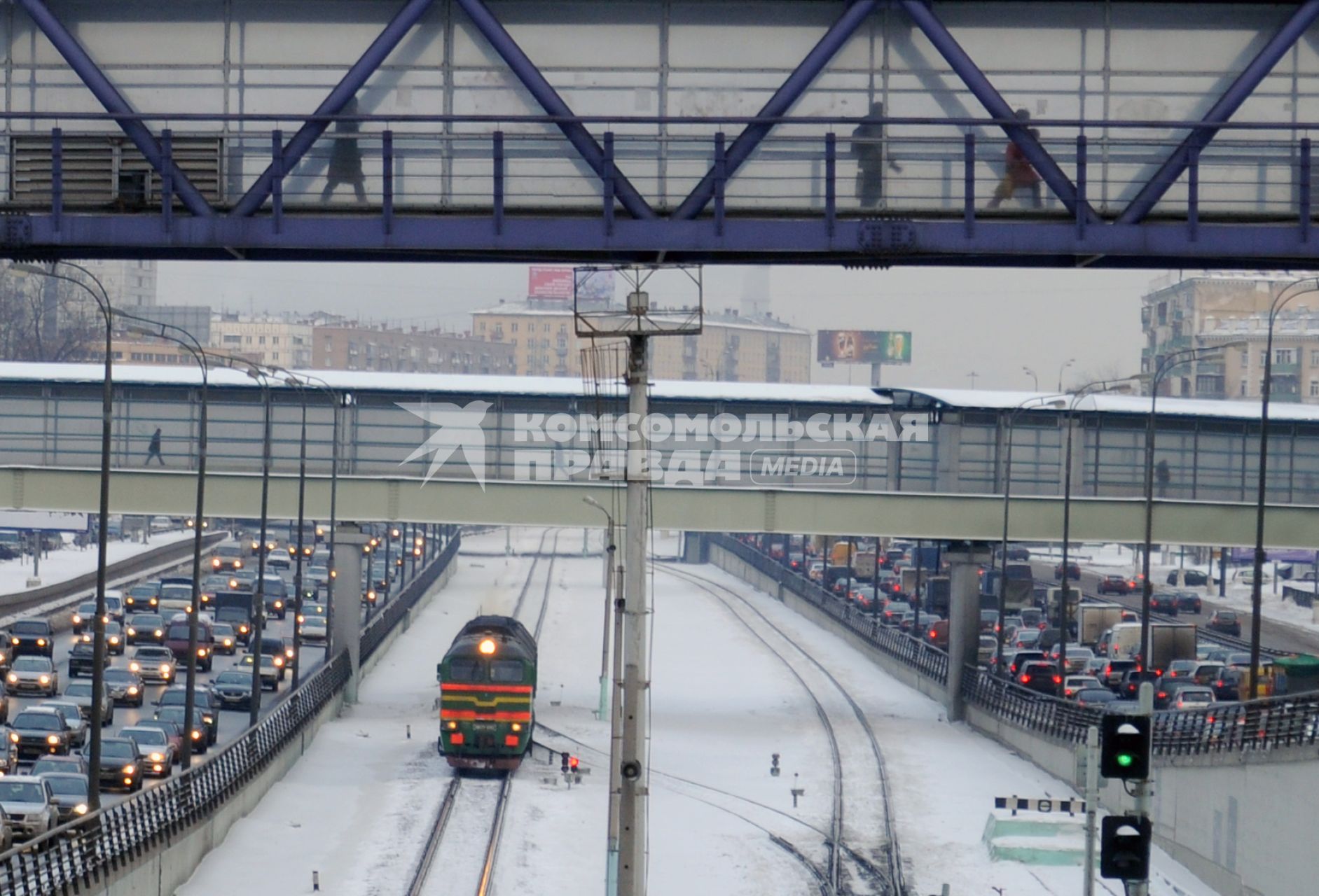 Московская окружная железная дорога (МОЖД), Москва, январь 2011 года. Поезд. Пути. Локомотив. Товарный. Автомобили. Третье транспортное кольцо. Пробка.