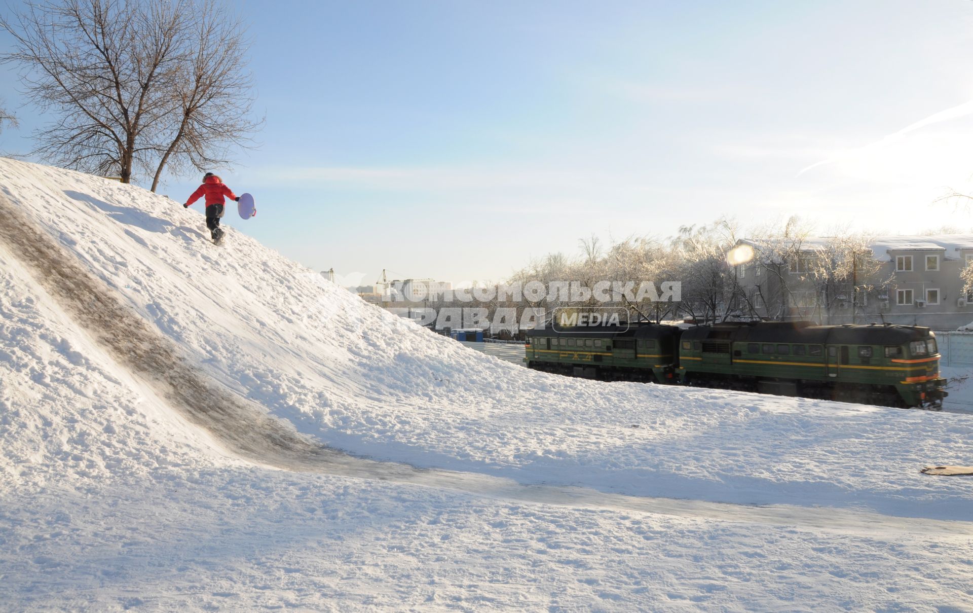 Московская окружная железная дорога (МОЖД), Москва, январь 2011 года. Поезд. Пути. Локомотив. Товарный. Дети.