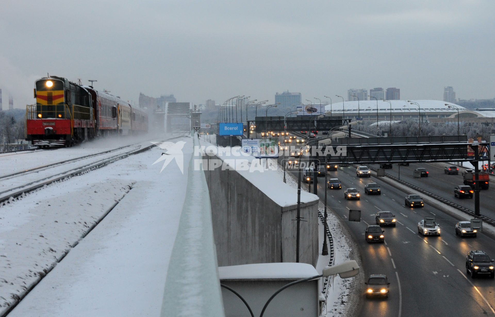 Московская окружная железная дорога (МОЖД), Москва, январь 2011 года. Поезд. Пути. Локомотив. Товарный. Автомобили. Третье транспортное кольцо. Лужники.