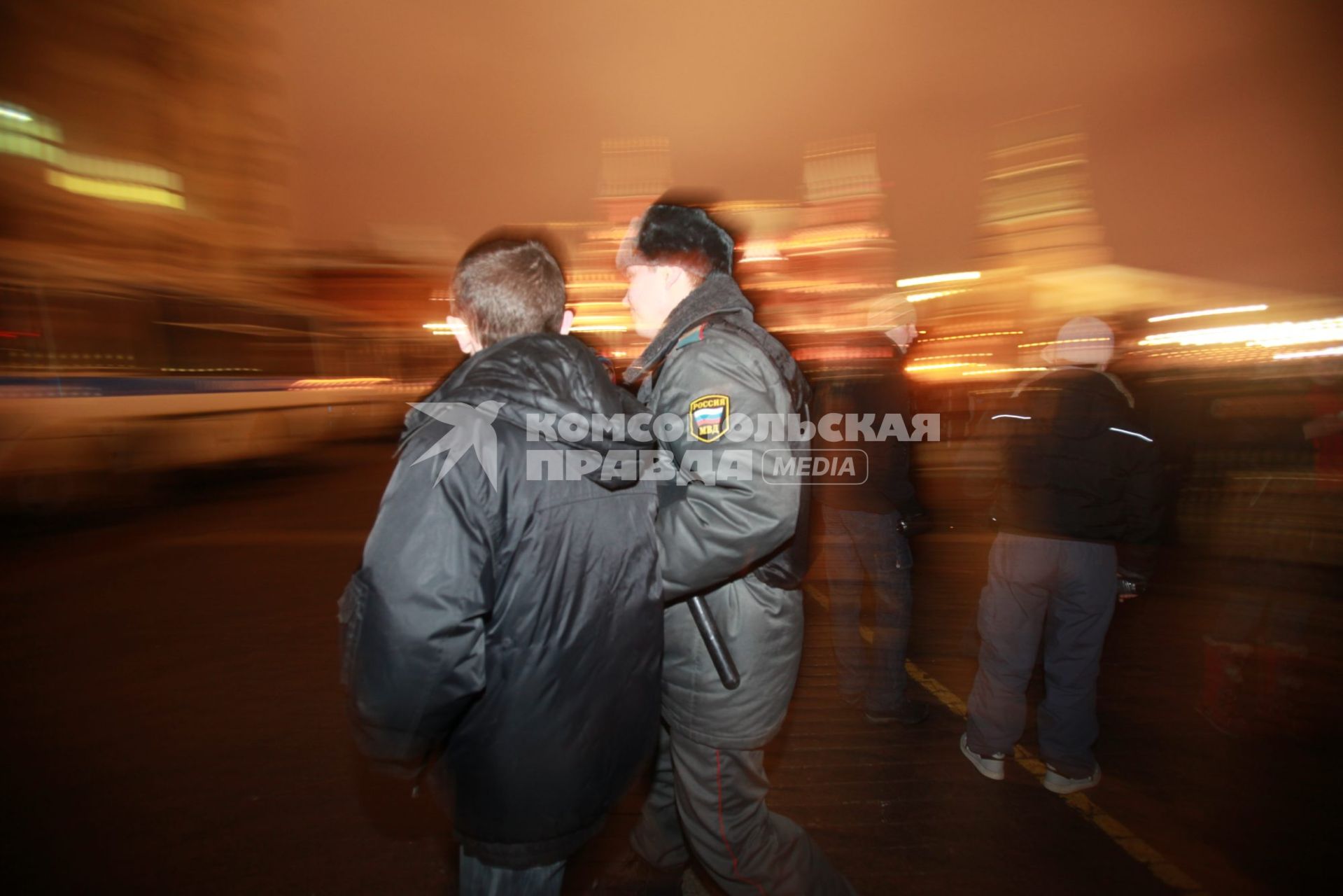 В Москве на Манежной площади прошел несанкционированный митинг националистически настроенной молодежи, приуроченный к событиям 11 декабря. На снимке: Сотрудник милиции проводит задержание радикально настроенного гражданина. 11 января 2011 года.