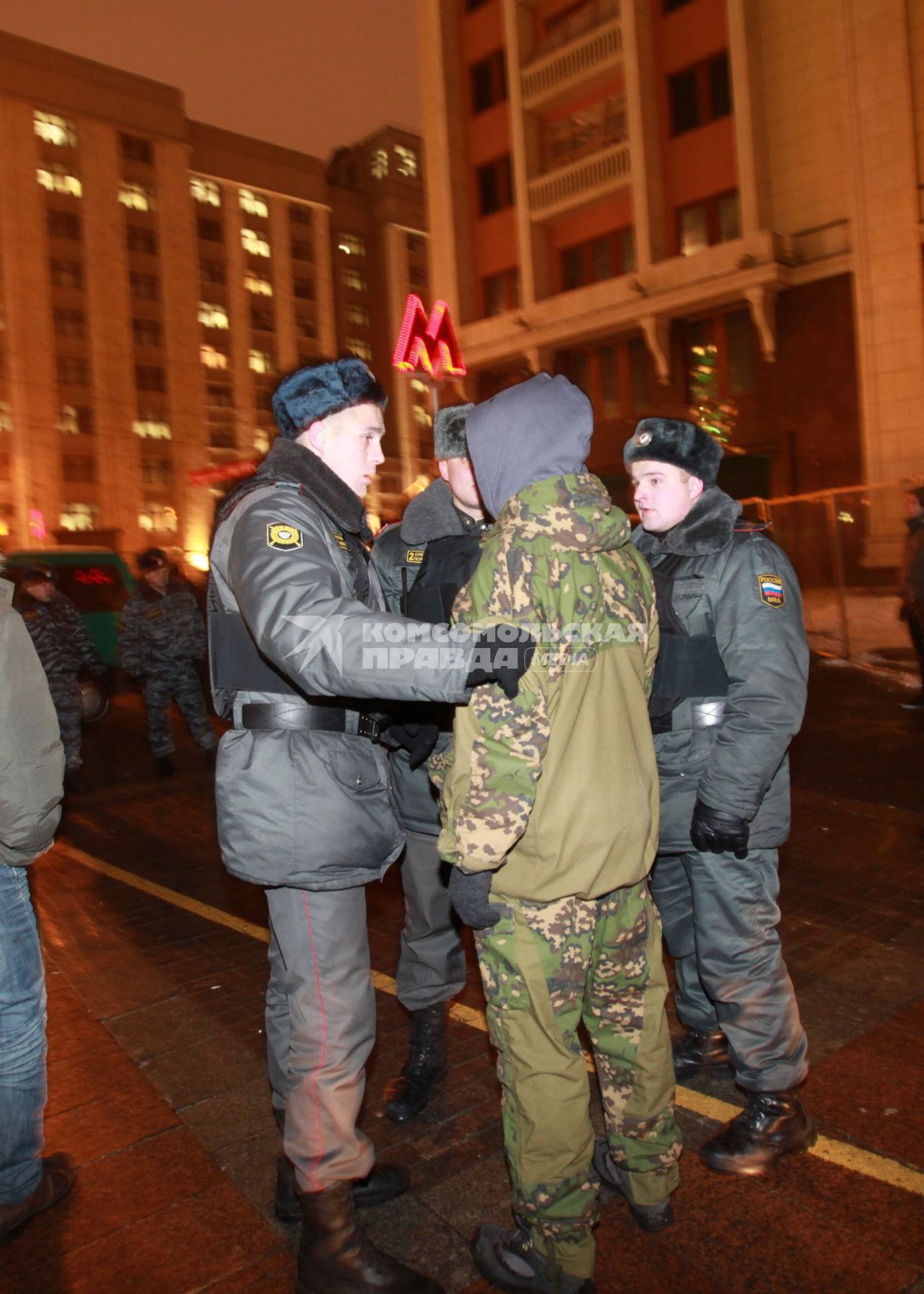 В Москве на Манежной площади прошел несанкционированный митинг националистически настроенной молодежи, приуроченный к событиям 11 декабря. На снимке: Сотрудники милиции проводит задержание радикально настроенного гражданина, провожает его до автозака. 11 января 2011 года.