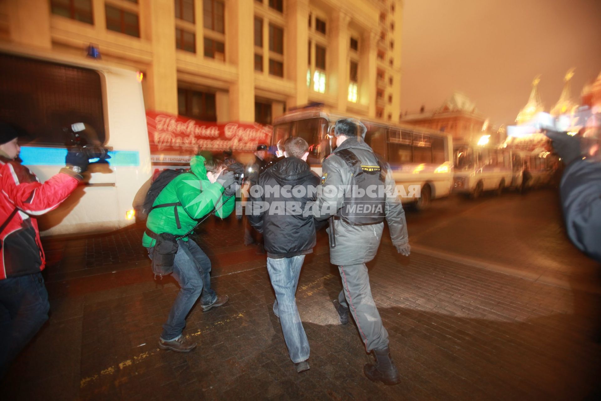 В Москве на Манежной площади прошел несанкционированный митинг националистически настроенной молодежи, приуроченный к событиям 11 декабря. На снимке: Сотрудник милиции под прицелом фотокамер проводит задержание радикально настроенного гражданина, провожает его до автозака. 11 января 2011 года.