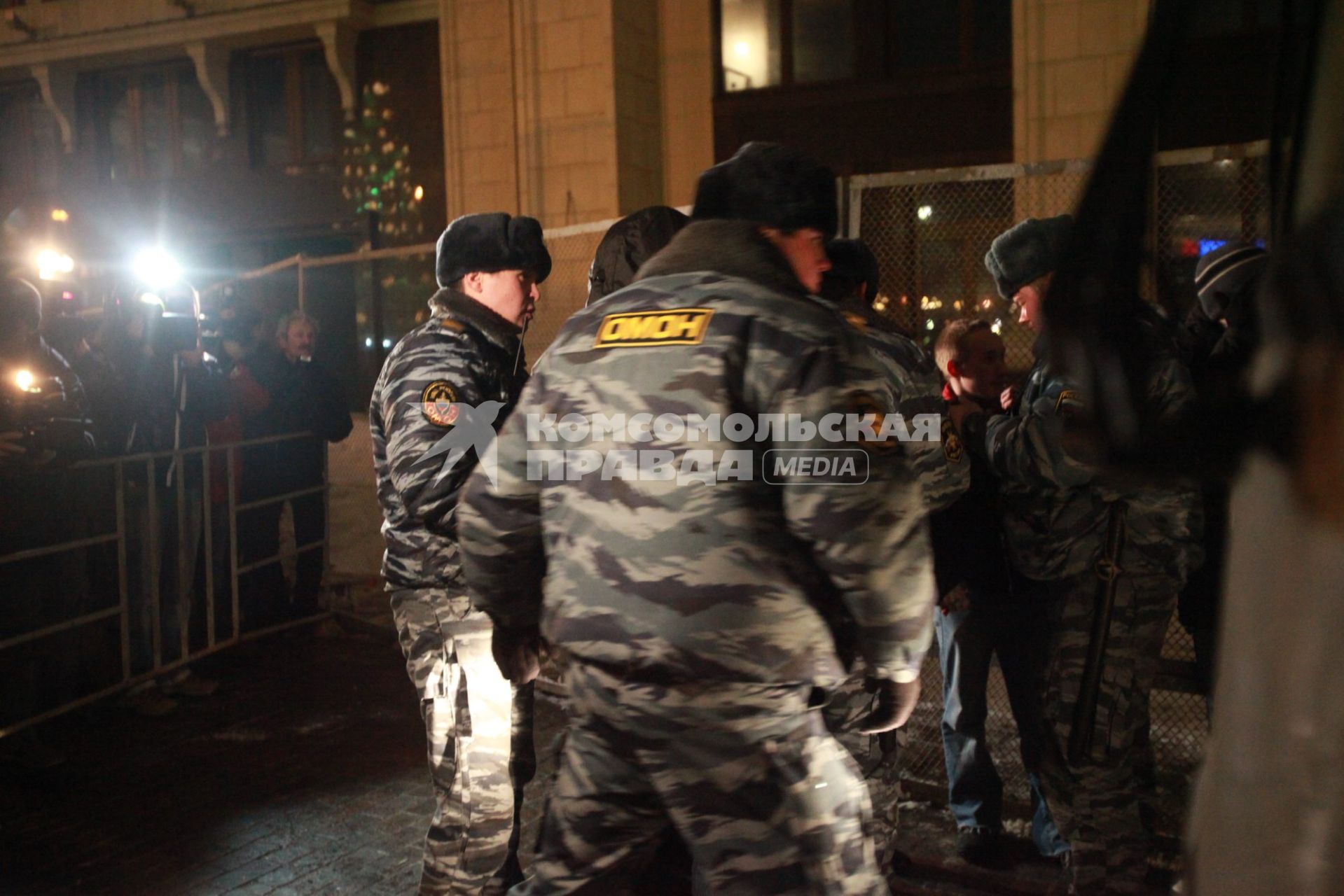 В Москве на Манежной площади прошел несанкционированный митинг националистически настроенной молодежи, приуроченный к событиям 11 декабря. На снимке: Сотрудники ОМОНа под прицелов фото и видеокамер проводят задержание. 11 января 2011 года.