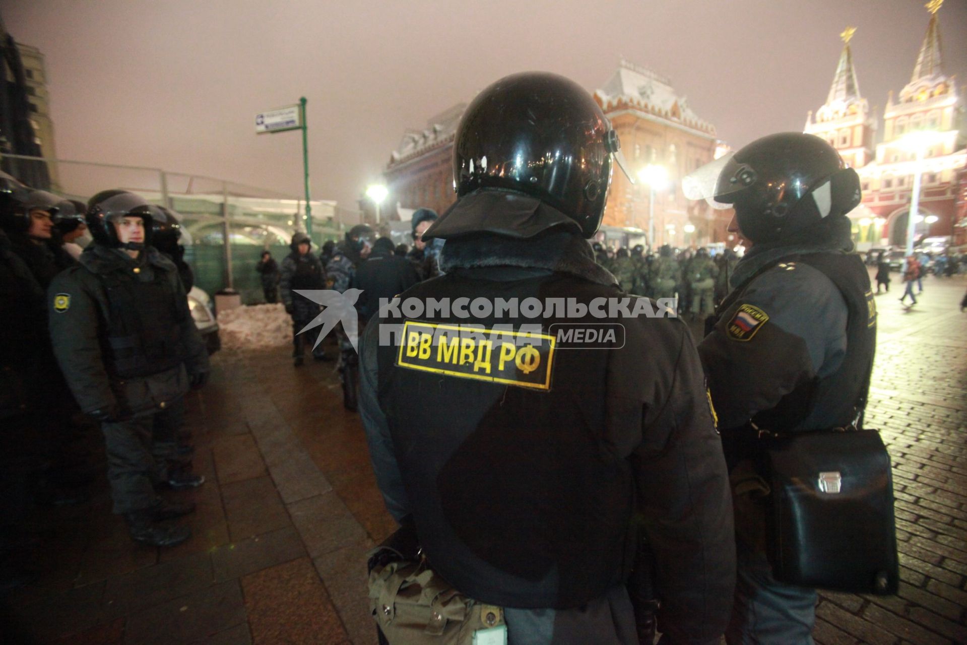 В Москве на Манежной площади прошел несанкционированный митинг националистически настроенной молодежи, приуроченный к событиям 11 декабря. На снимке: Сотрудники МВД охраняют покой граждан. 11 января 2011 года.