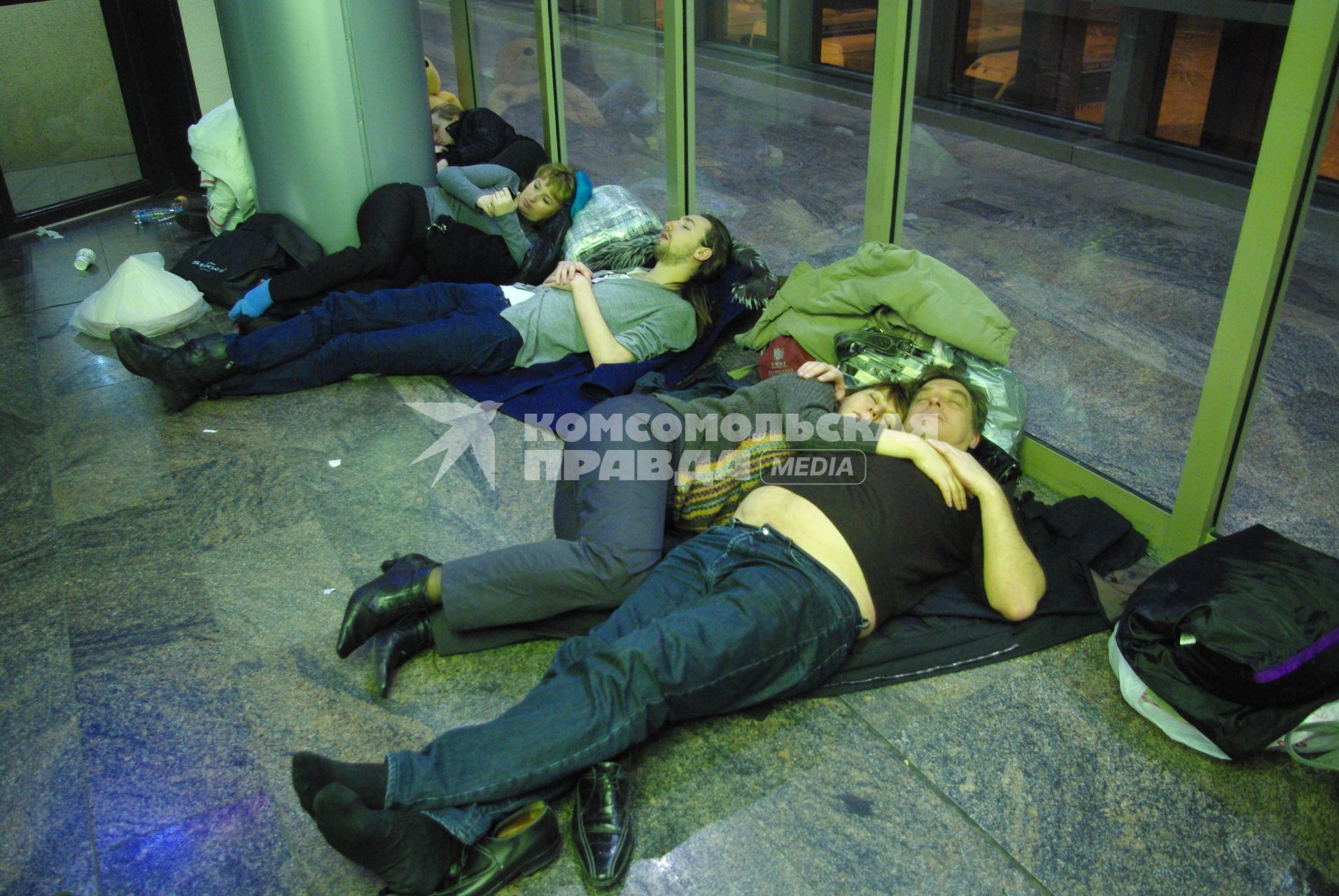 Предновогодний коллапс в аэропорту Шереметьево, 26 декабря 2010 года, Москва. Задержка рейса, ожидание рейса, багаж, чемодан, дорожная сумка, петешественник, аэропорт, аэрофлот, терминал, люди спят на полу.
