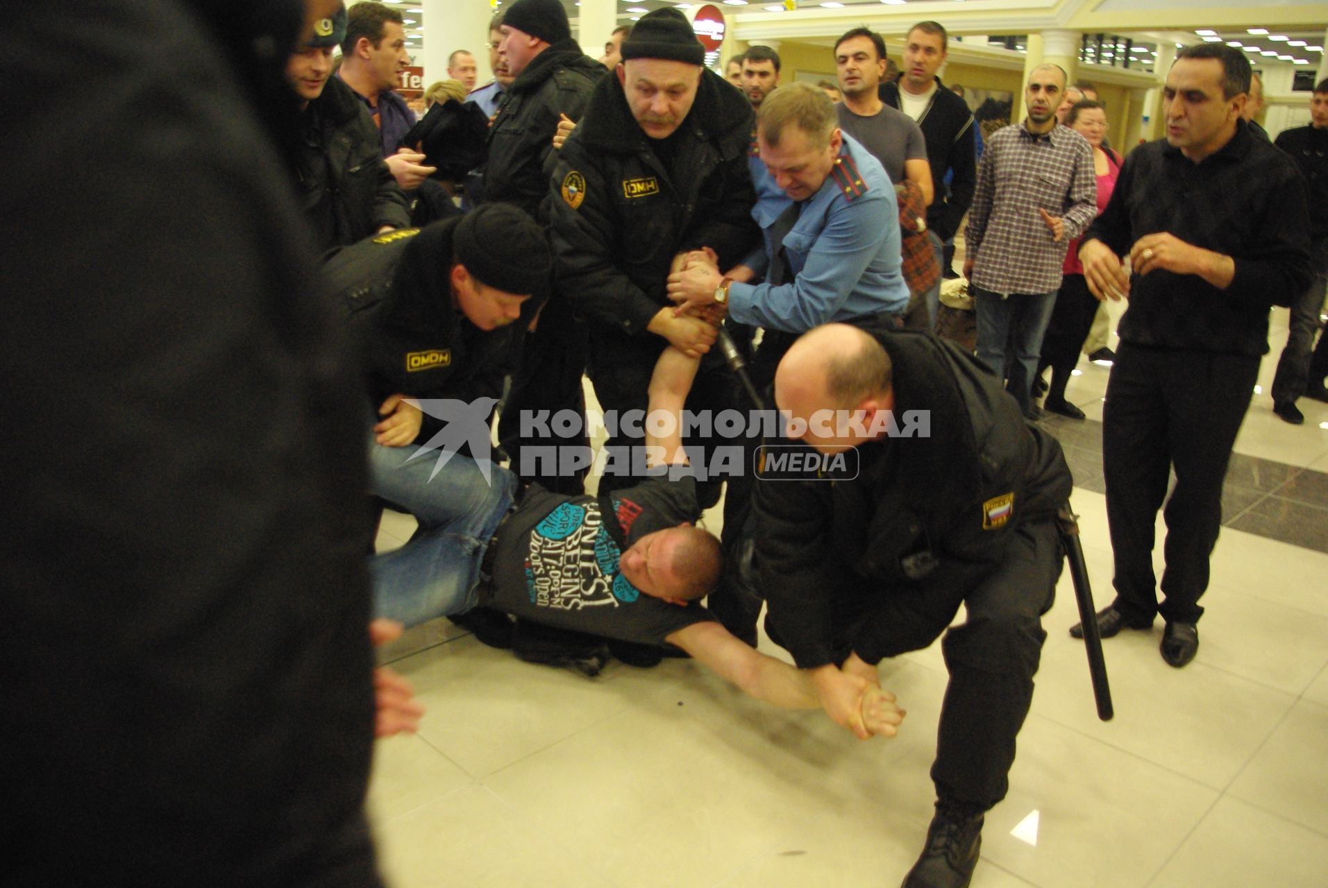 Предновогодний коллапс в аэропорту Шереметьево. Драка между сотрудниками аэрофлота и пассажирами, 26 декабря 2010 года, Москва. Задержка рейса, ожидание рейса, багаж, чемодан, дорожная сумка, петешественник, аэропорт, аэрофлот, терминал, люди спят на полу, милиция, омон, охрана.