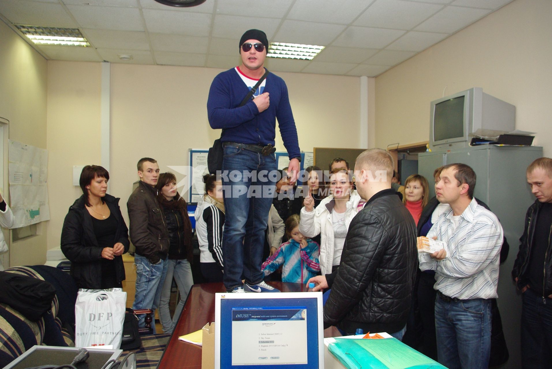 Предновогодний коллапс в аэропорту Шереметьево, 27 декабря 2010 года, Москва. Задержка рейса, ожидание рейса, петешественник, аэропорт, аэрофлот, терминал, бунт улетающих, забастовка.