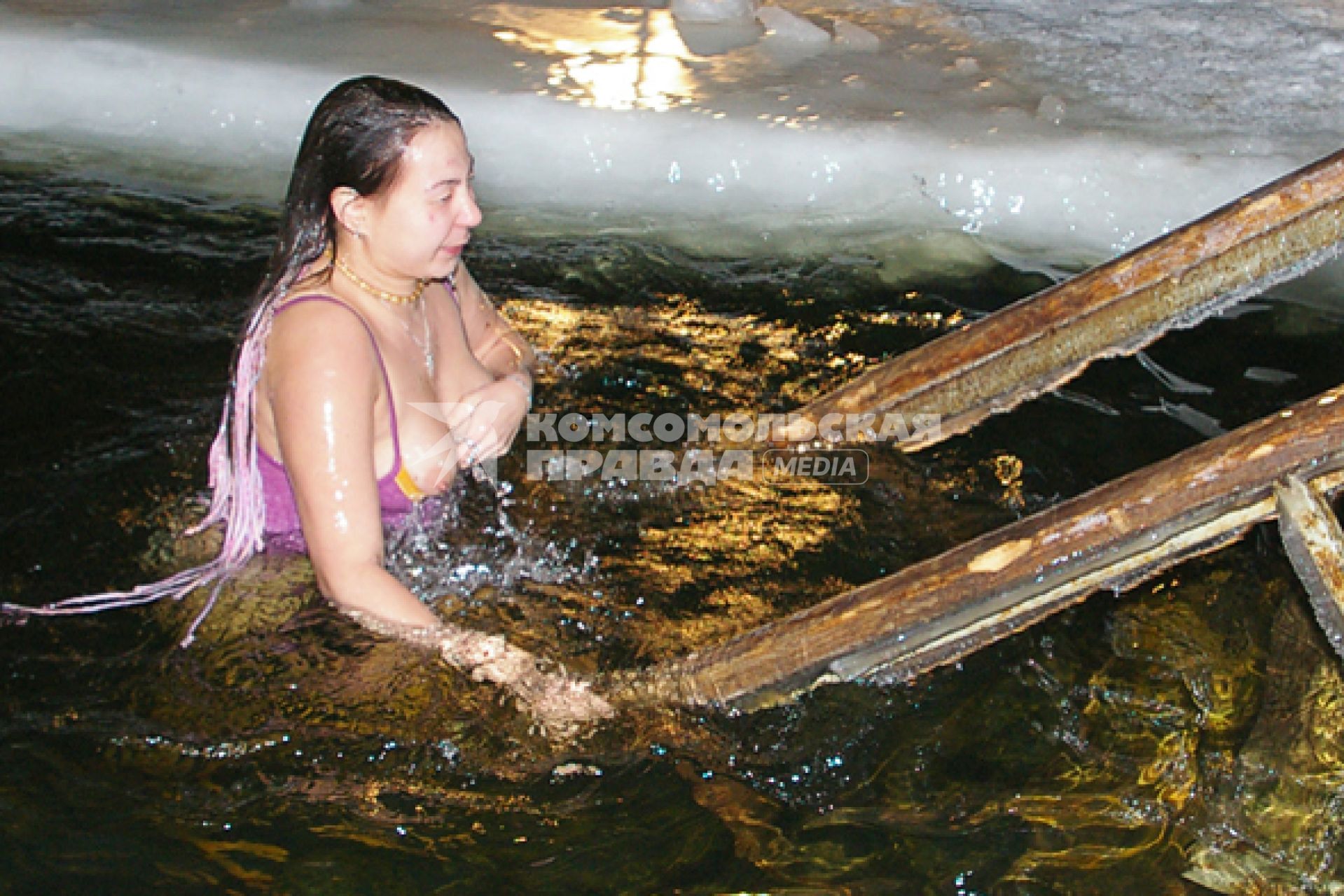 Девушка купается в проруби на Крещение, 19 января 2009 года, Саратов. Крещенские морозы, прорубь, купальник,обнаженная  грудь, девушка, снег, ледяная вода, обморожение, обряд, святая вода, купель.