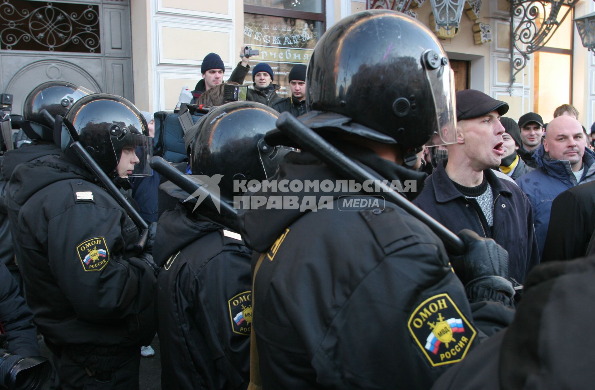 Несанкционированный митнг националистов. Сотрудники ОМОНа в полной боевой экипировке собираются сдерживать радикально настроенных граждан. 4 ноября 2006 года.