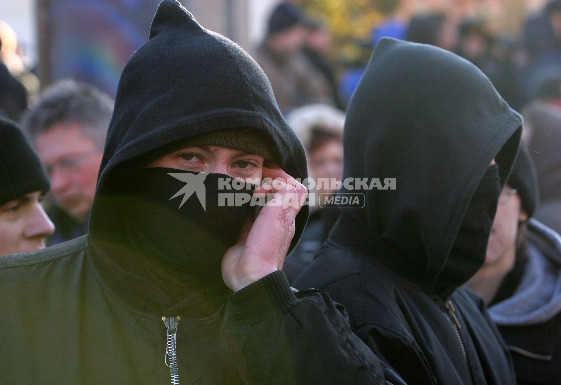 Несанкционированный митнг националистов. Мужчины с закрытыми лицами в ожидании. 4 ноября 2006 года.