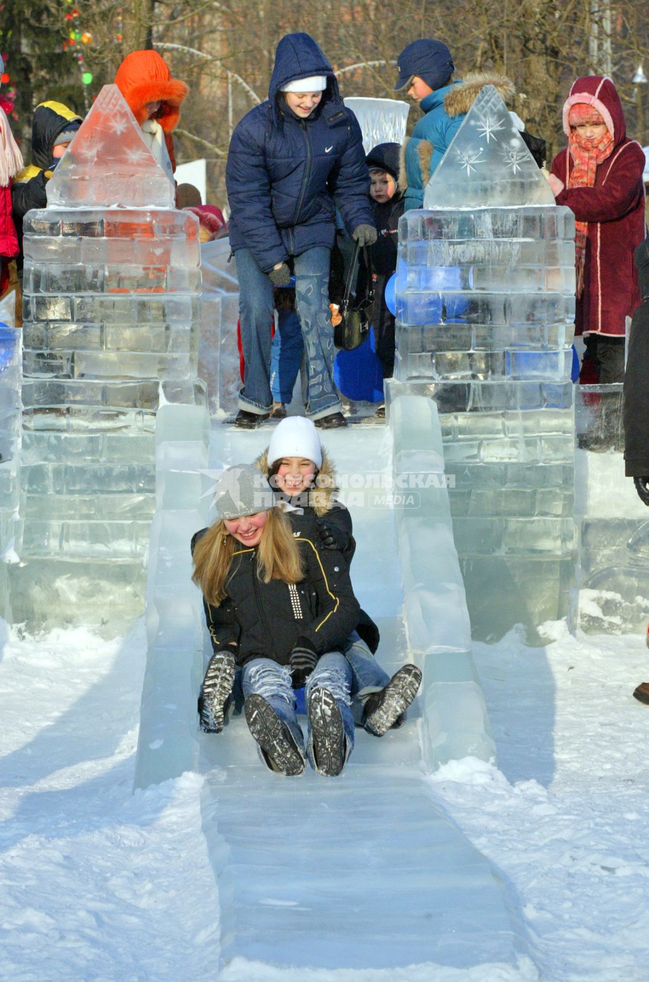 Подростки катаются с ледяной горки. 4 февраля 2006 года.