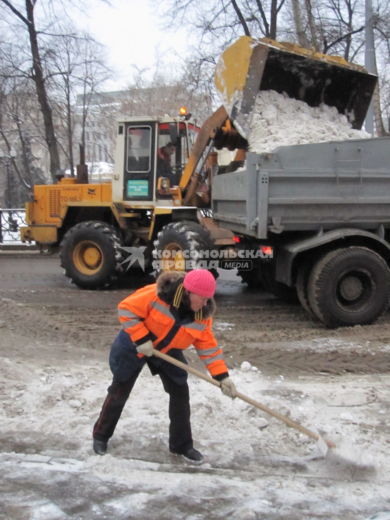 Дата съемки: 08 декабря  2010. Москва. Чистка, уборка снега, дворник, дворники Дата съемки: 08 декабря  2010. Москва. Чистка, уборка снега, дворник, дворники