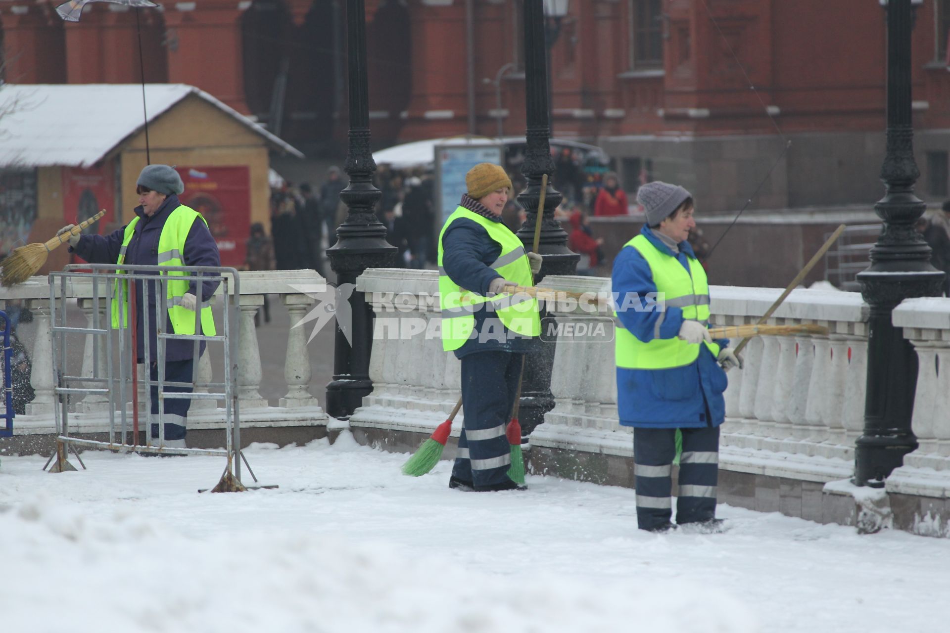 Дата съемки: 08 декабря  2010. Москва. Чистка, уборка снега, дворник, дворники Дата съемки: 08 декабря  2010. Москва. Чистка, уборка снега, дворник, дворники