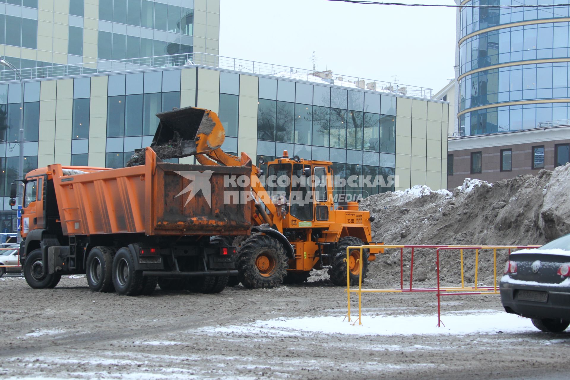 Дата съемки: 08 декабря  2010. Москва. Чистка, уборка снега, дворник, дворники