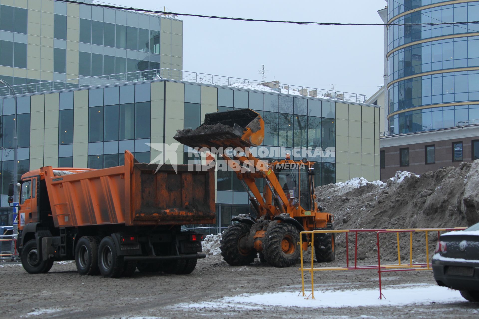 Дата съемки: 08 декабря  2010. Москва. Чистка, уборка снега, дворник, дворники