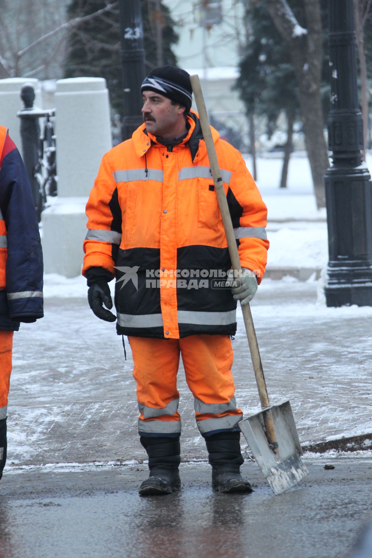 Дата съемки: 08 декабря  2010. Москва. Чистка, уборка снега, дворник, дворники