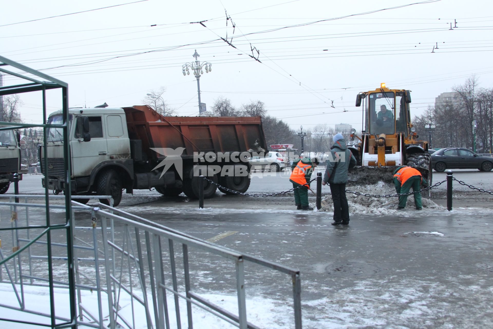 Дата съемки: 08 декабря  2010. Москва. Чистка, уборка снега, дворник, дворники Дата съемки: 08 декабря  2010. Москва. Чистка, уборка снега, дворник, дворники