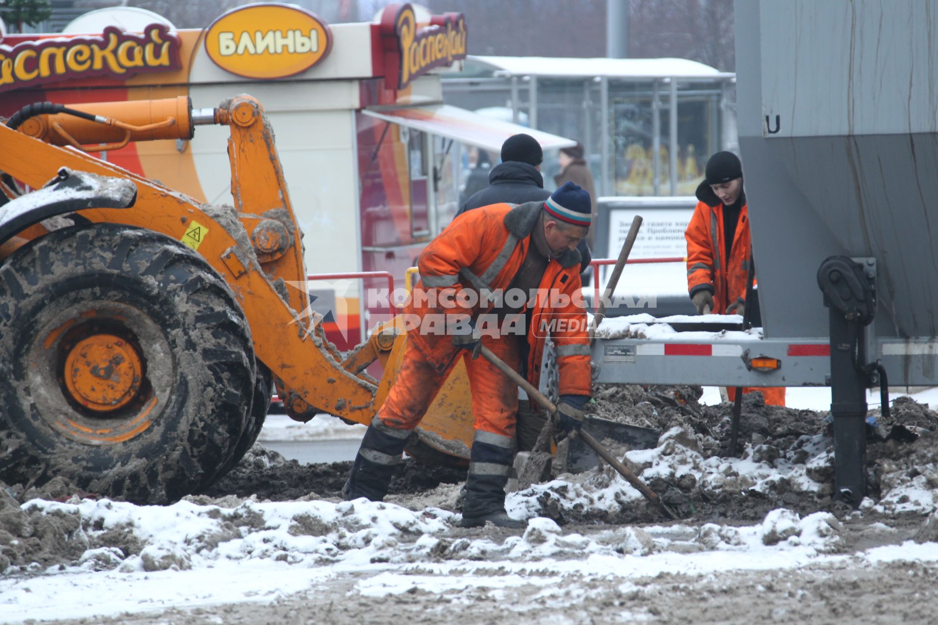 Дата съемки: 08 декабря  2010. Москва. Чистка, уборка снега, дворник, дворники Дата съемки: 08 декабря  2010. Москва. Чистка, уборка снега, дворник, дворники