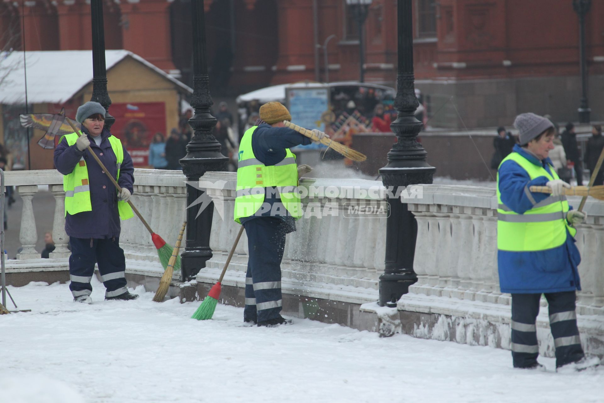 Дата съемки: 08 декабря  2010. Москва. Чистка, уборка снега, дворник, дворники Дата съемки: 08 декабря  2010. Москва. Чистка, уборка снега, дворник, дворники