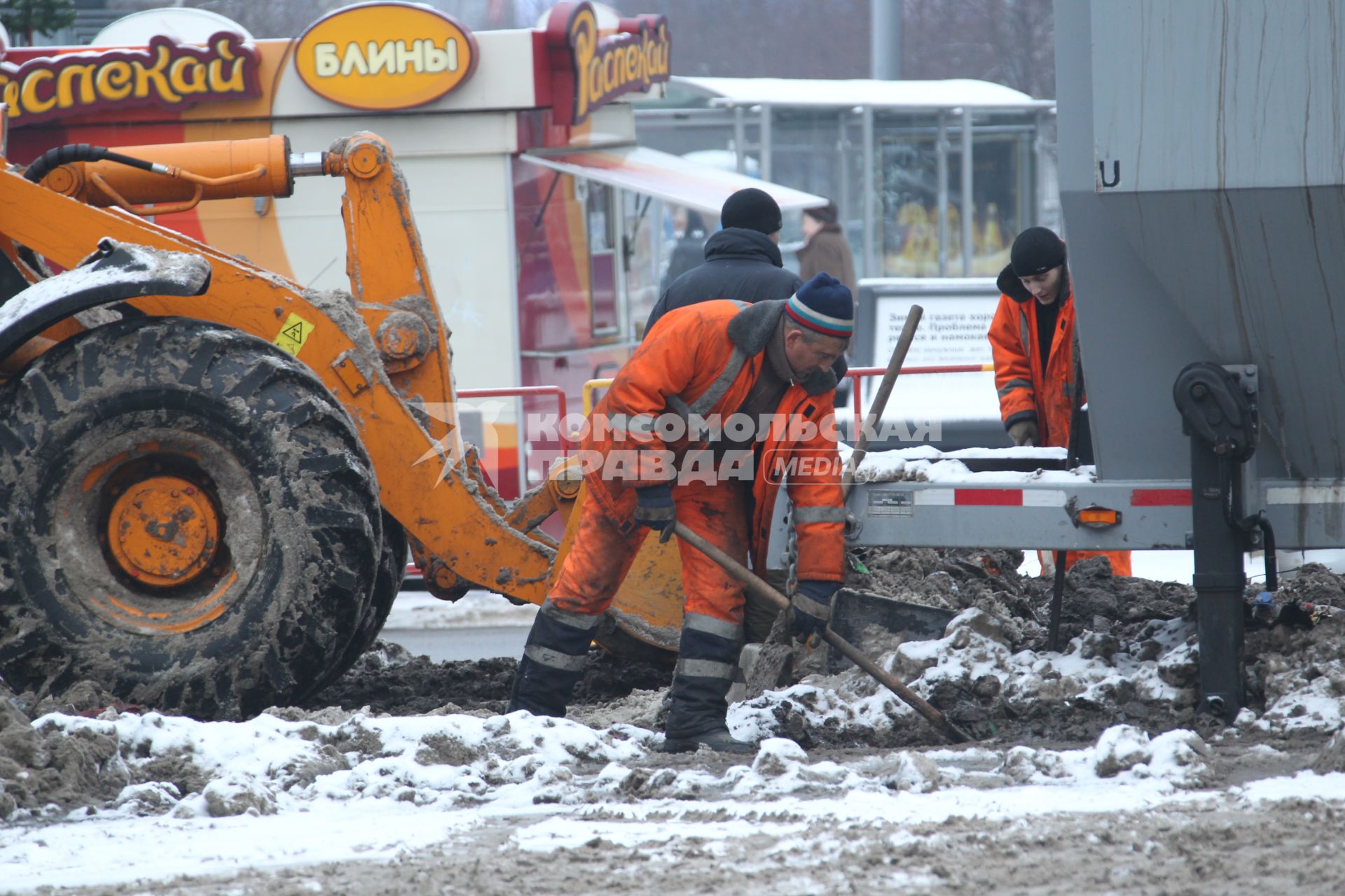 Дата съемки: 08 декабря  2010. Москва. Чистка, уборка снега, дворник, дворники Дата съемки: 08 декабря  2010. Москва. Чистка, уборка снега, дворник, дворники