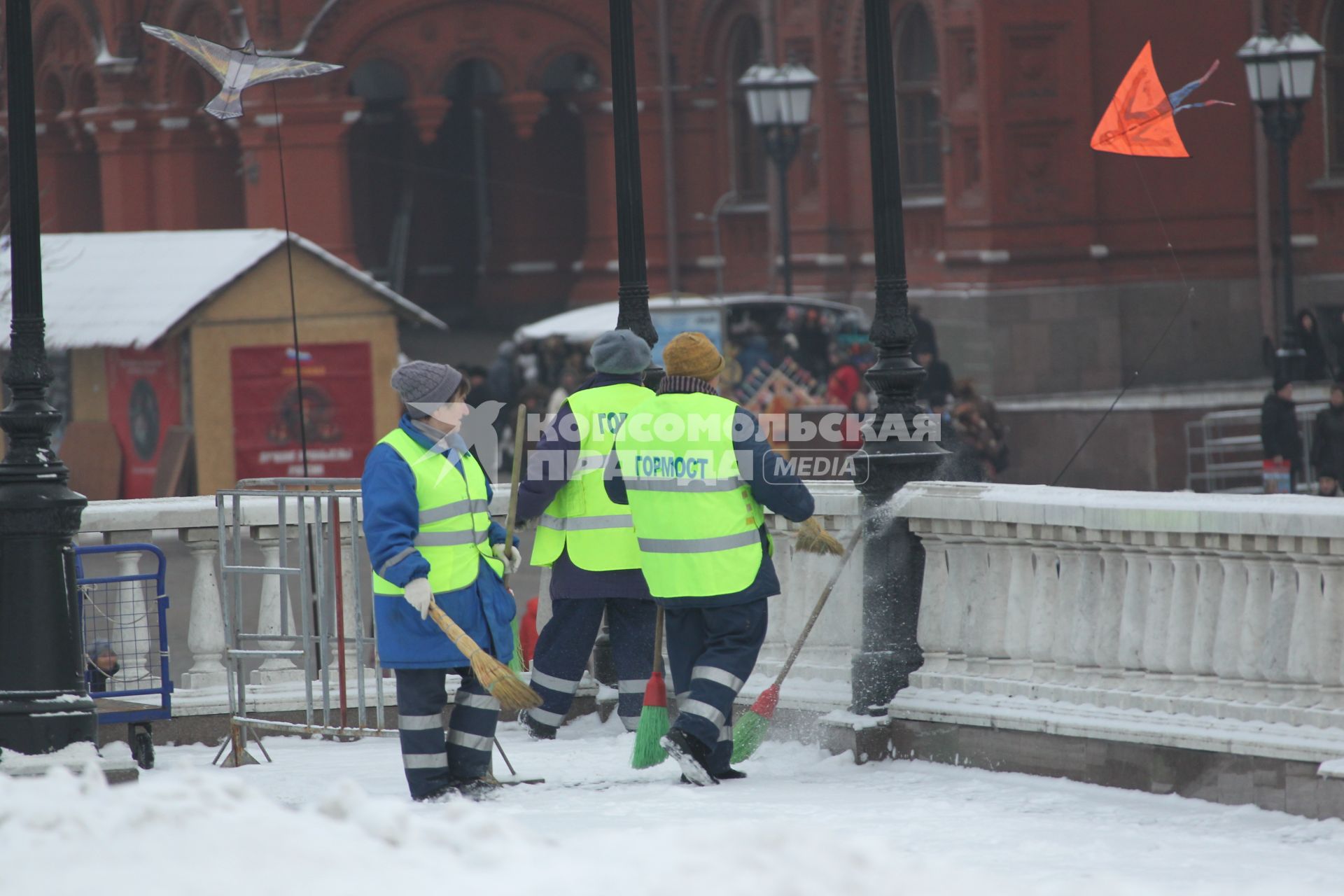 Дата съемки: 08 декабря  2010. Москва. Чистка, уборка снега, дворник, дворники Дата съемки: 08 декабря  2010. Москва. Чистка, уборка снега, дворник, дворники