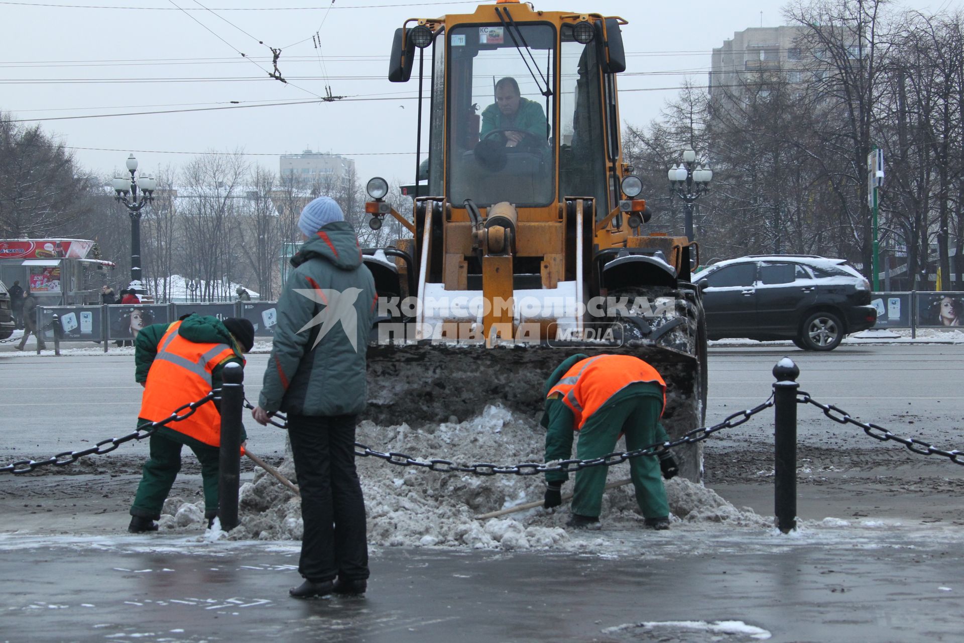 Дата съемки: 08 декабря  2010. Москва. Чистка, уборка снега, дворник, дворники Дата съемки: 08 декабря  2010. Москва. Чистка, уборка снега, дворник, дворники