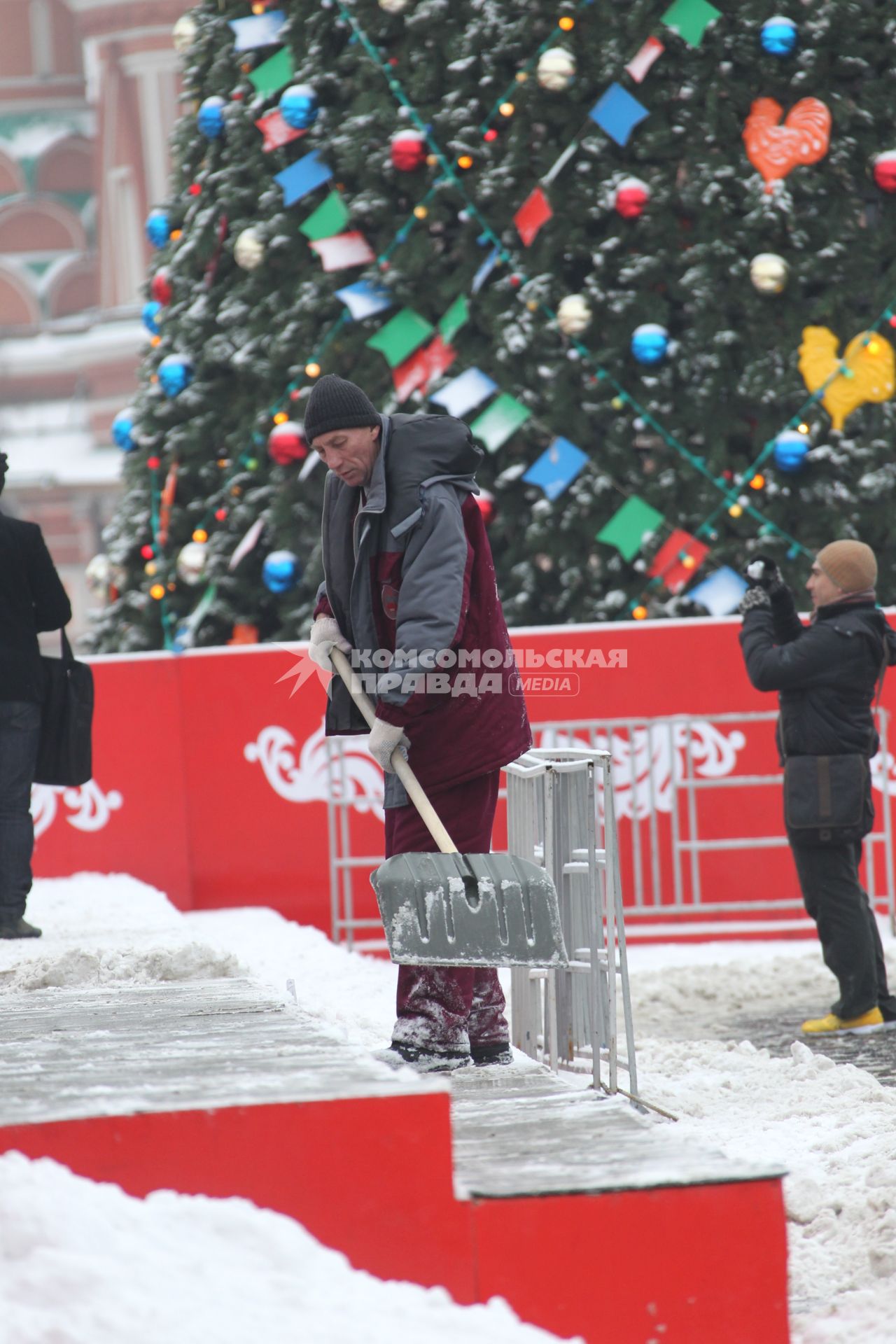 Дата съемки: 08 декабря  2010. Москва. Чистка, уборка снега, дворник, дворники Дата съемки: 08 декабря  2010. Москва. Чистка, уборка снега, дворник, дворники