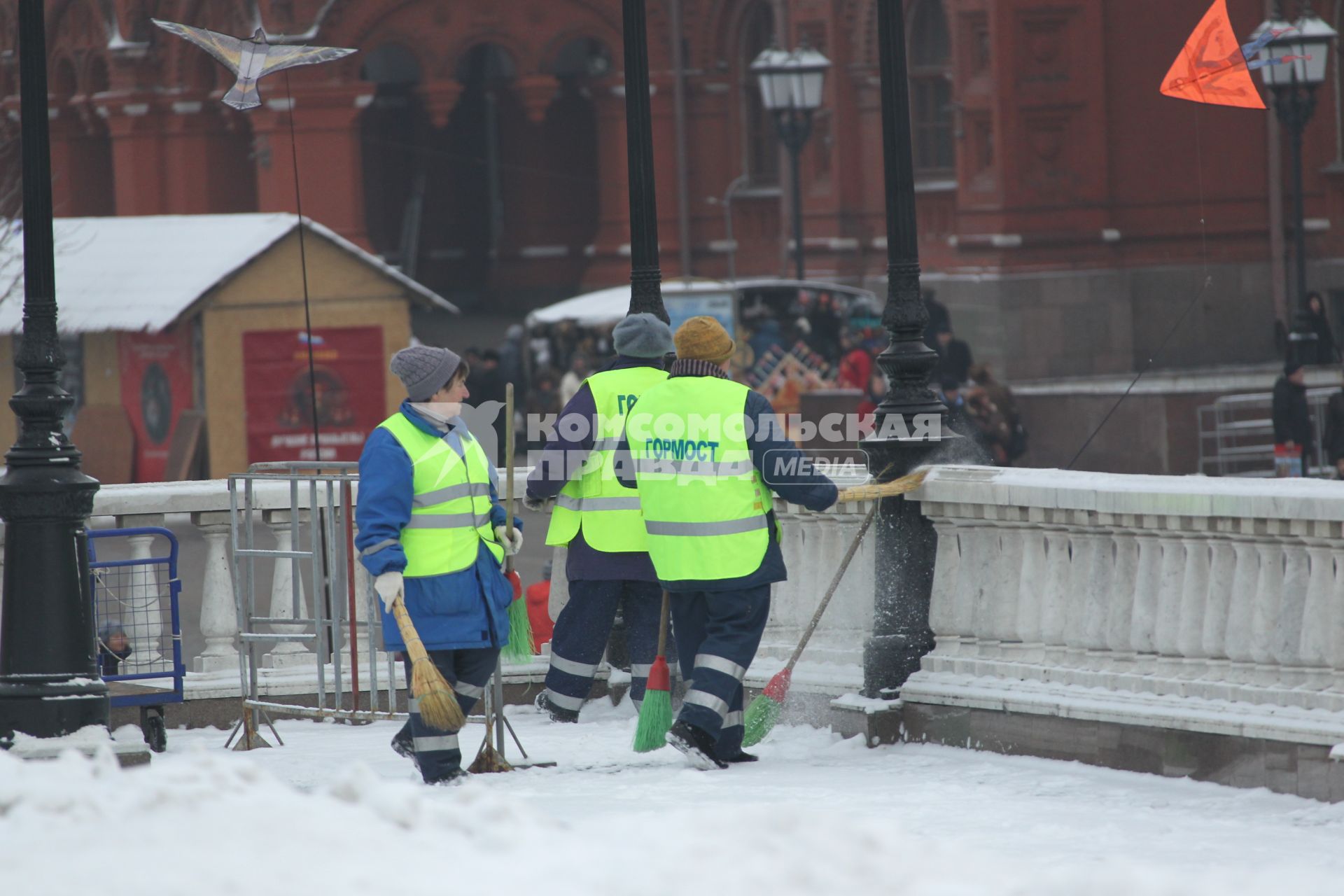 Дата съемки: 08 декабря  2010. Москва. Чистка, уборка снега, дворник, дворники Дата съемки: 08 декабря  2010. Москва. Чистка, уборка снега, дворник, дворники