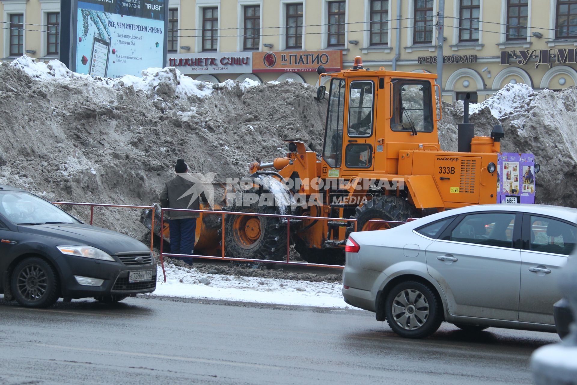 Дата съемки: 08 декабря  2010. Москва. Чистка, уборка снега, дворник, дворники