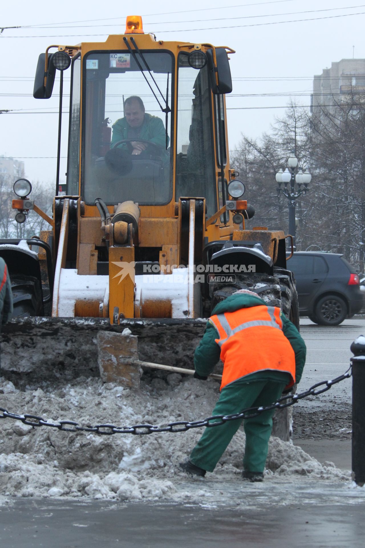 Дата съемки: 08 декабря  2010. Москва. Чистка, уборка снега, дворник, дворники Дата съемки: 08 декабря  2010. Москва. Чистка, уборка снега, дворник, дворники