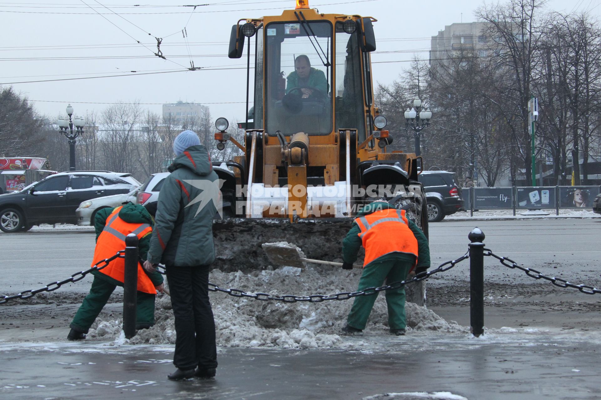 Дата съемки: 08 декабря  2010. Москва. Чистка, уборка снега, дворник, дворники