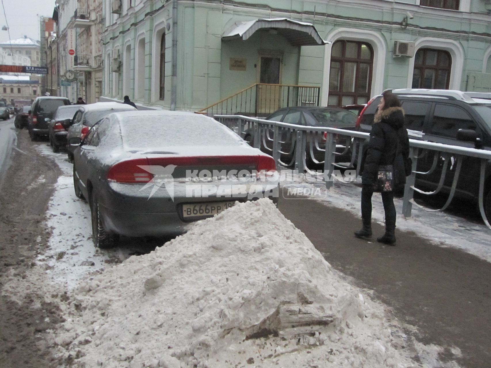 Дата съемки: 08 декабря  2010. Москва. Автомобили в снегу. парковка стоянка