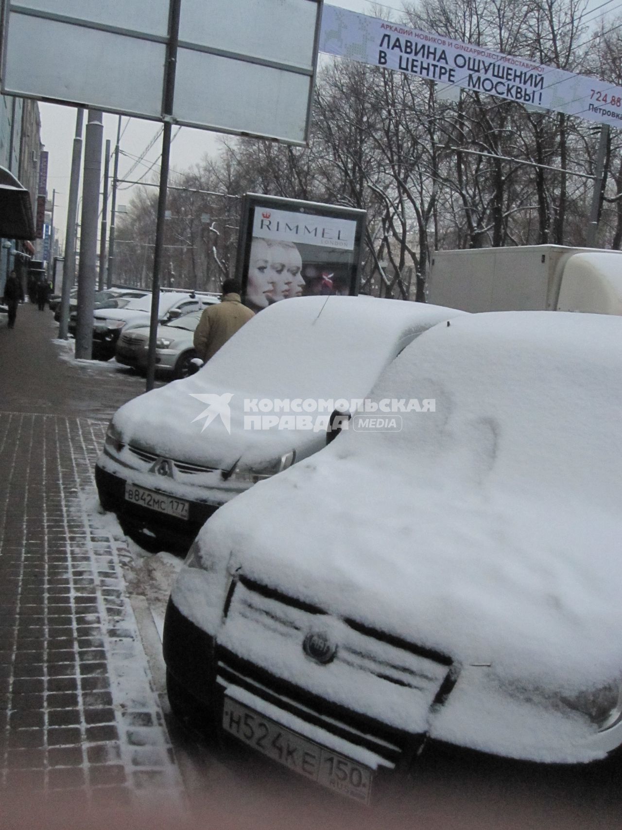 Дата съемки: 08 декабря  2010. Москва. Автомобили в снегу. парковка стоянка