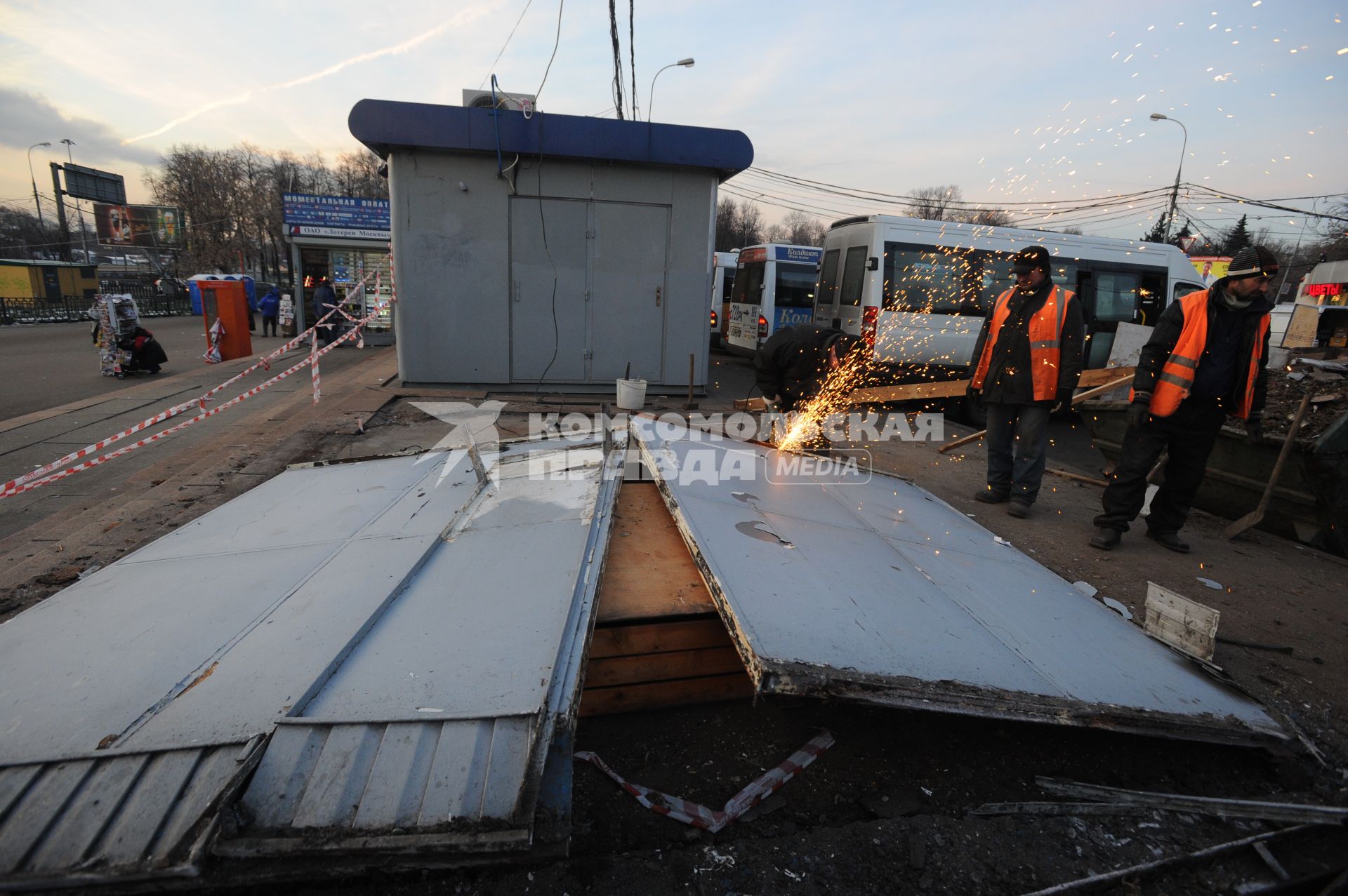 Снос торгового ларька возле станции метро Динамо
2 декабря  2010.