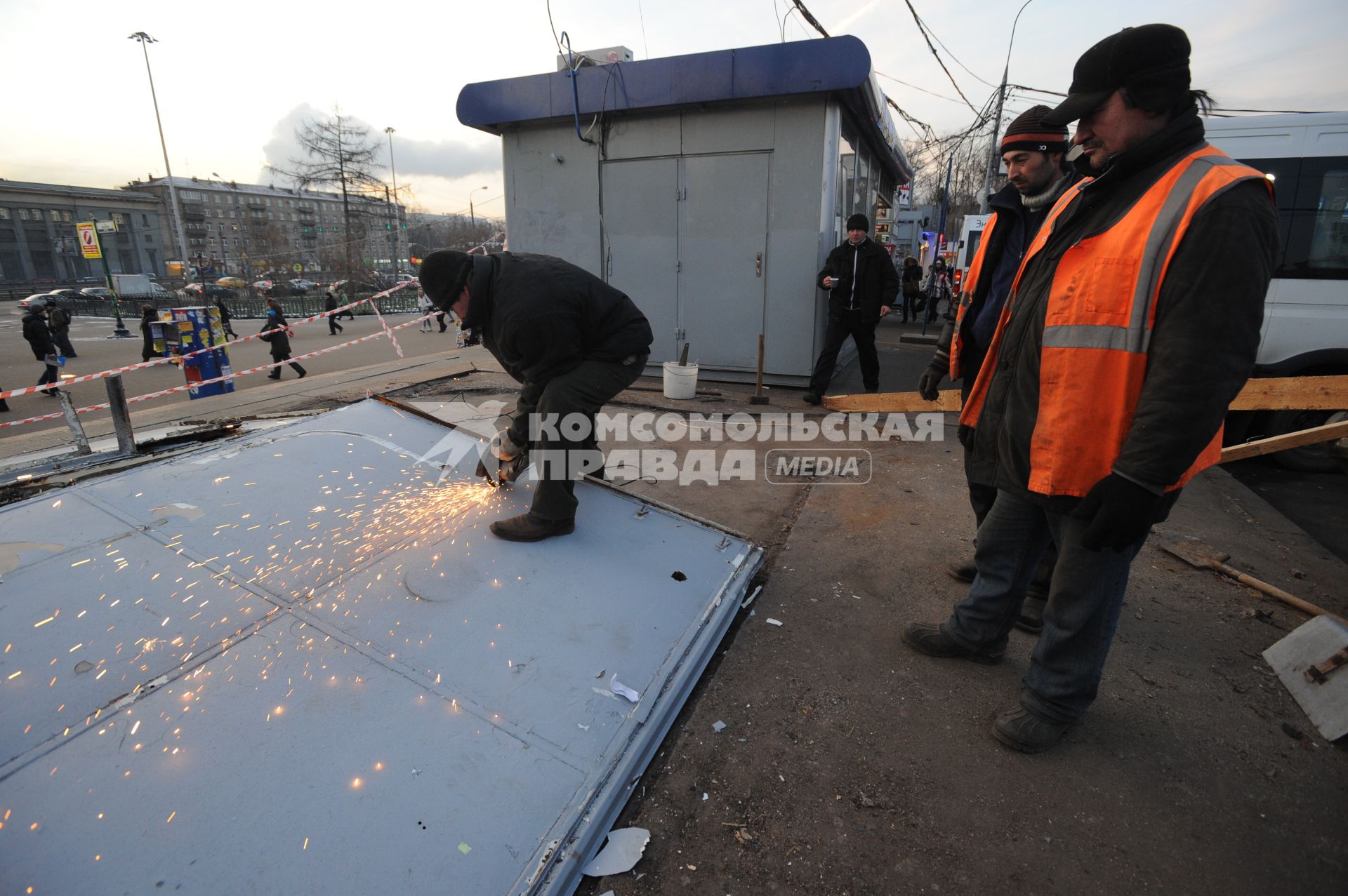 Снос торгового ларька возле станции метро Динамо
2 декабря  2010.