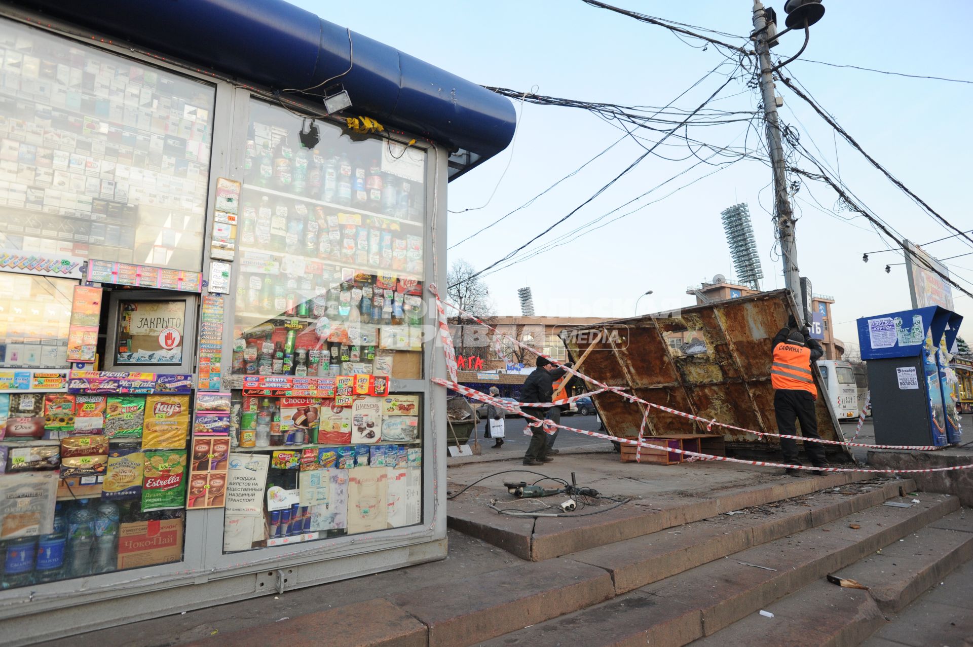 Снос торгового ларька возле станции метро Динамо
2 декабря  2010.