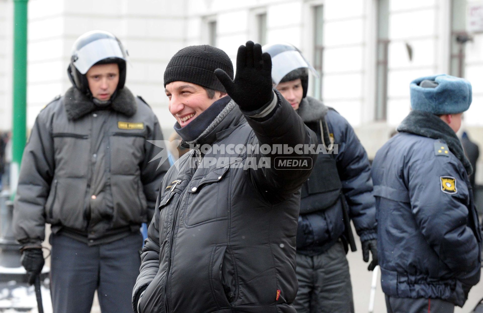 Россия. Москва. 15 декабря. Сотрудник милиции обыскивает молодого человека на площади Киевского вокзала.