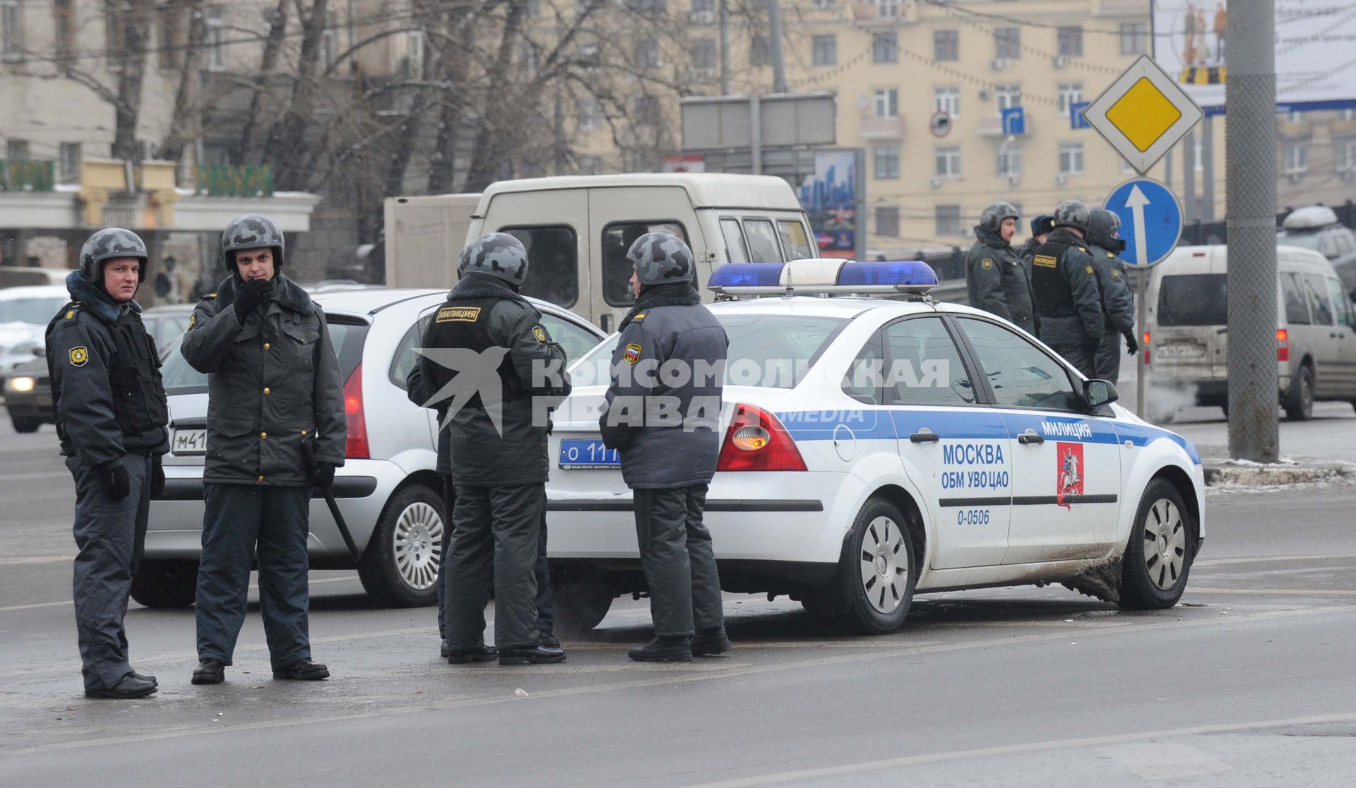 Россия. Москва. 15 декабря. Сотрудники милиции на площади Киевского вокзала