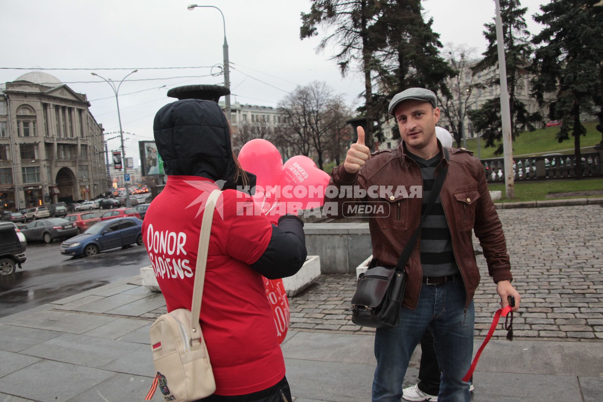 25 ноября 2010 года. Москва. Акция на Старой площади по раздаче красных ленточек в поддержку добровольного донорства.