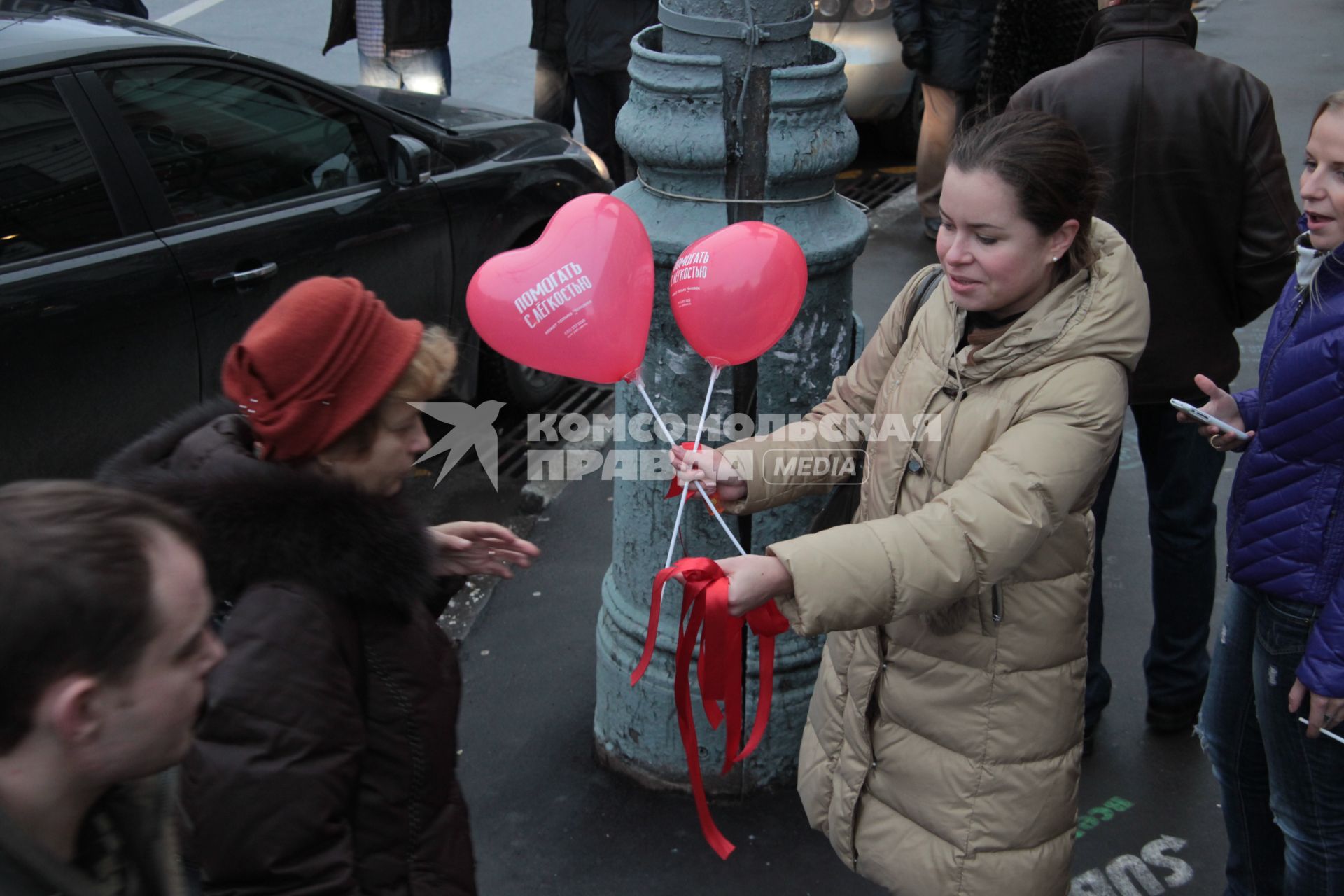 25 ноября 2010 года. Москва. Акция на Старой площади по раздаче красных ленточек в поддержку добровольного донорства.